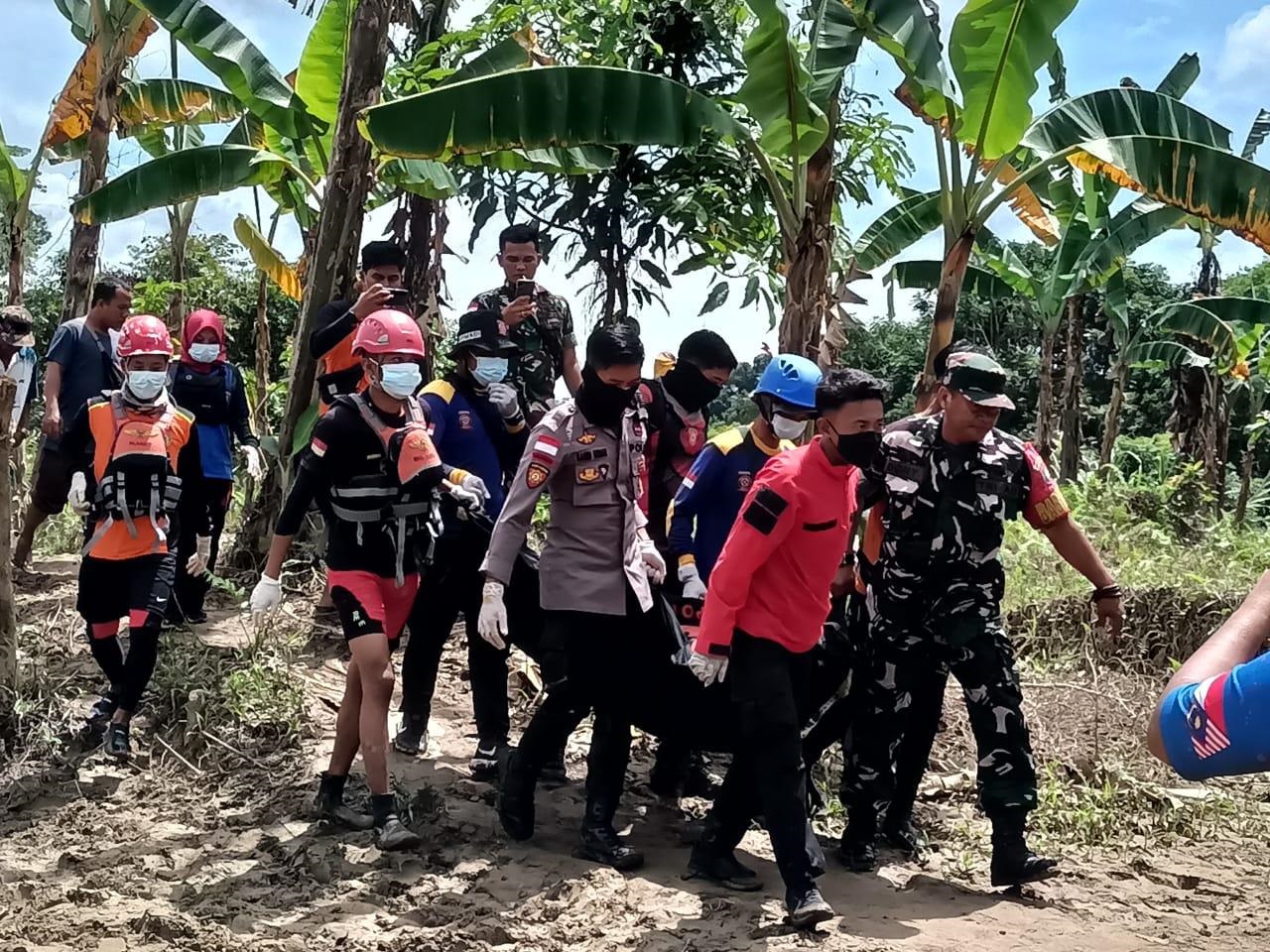 EVAKUASI: Jenazah Wasrizal, korban tenggelam di Sungai Sibau, Sabtu (27/1) lalu dievakuasi oleh tim gabungan, Senin (29/1).