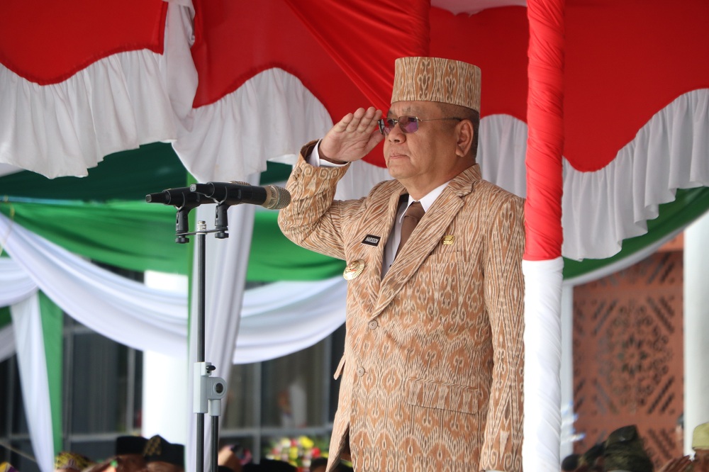 INSPEKTUR : Pj Gubernur Harisson saat menjadi inspektur upacara peringatan HUT ke-67 Pemprov Kalbar.