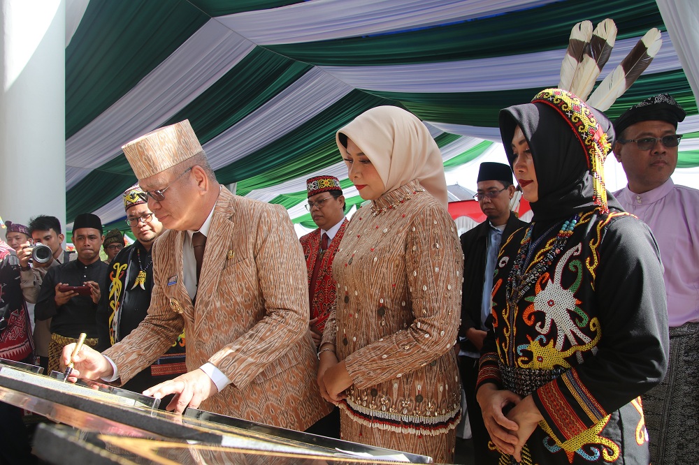 TANDA TANGAN : Pj Gubernur Harisson menandatangani prasasti peresmian sejumlah proyek pembangunan di bidang kesehatan, pendidikan, dan infrastruktur.