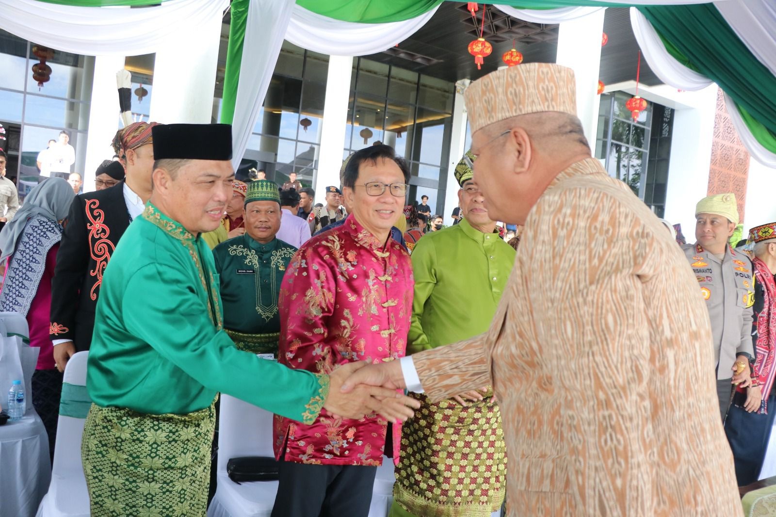 BERSALAMAN : Pj Gubernur Harisson menyalami Wagub Kalbar periode 2018-2023 Ria Norsan, dan Wagub Kalbar periode 2008-2018 Christiandy Sanjaya yang turut hadir pada upacara HUT Pemprov.