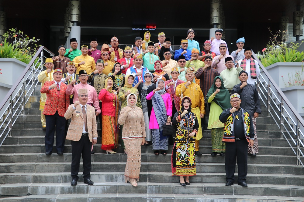 PERANGKAT DAERAH : Jajaran kepala perangkat daerah di lingkungan Pemprov Kalbar foto bersama di depan Gedung Pelayanan Terpadu, Kantor Gubernur.