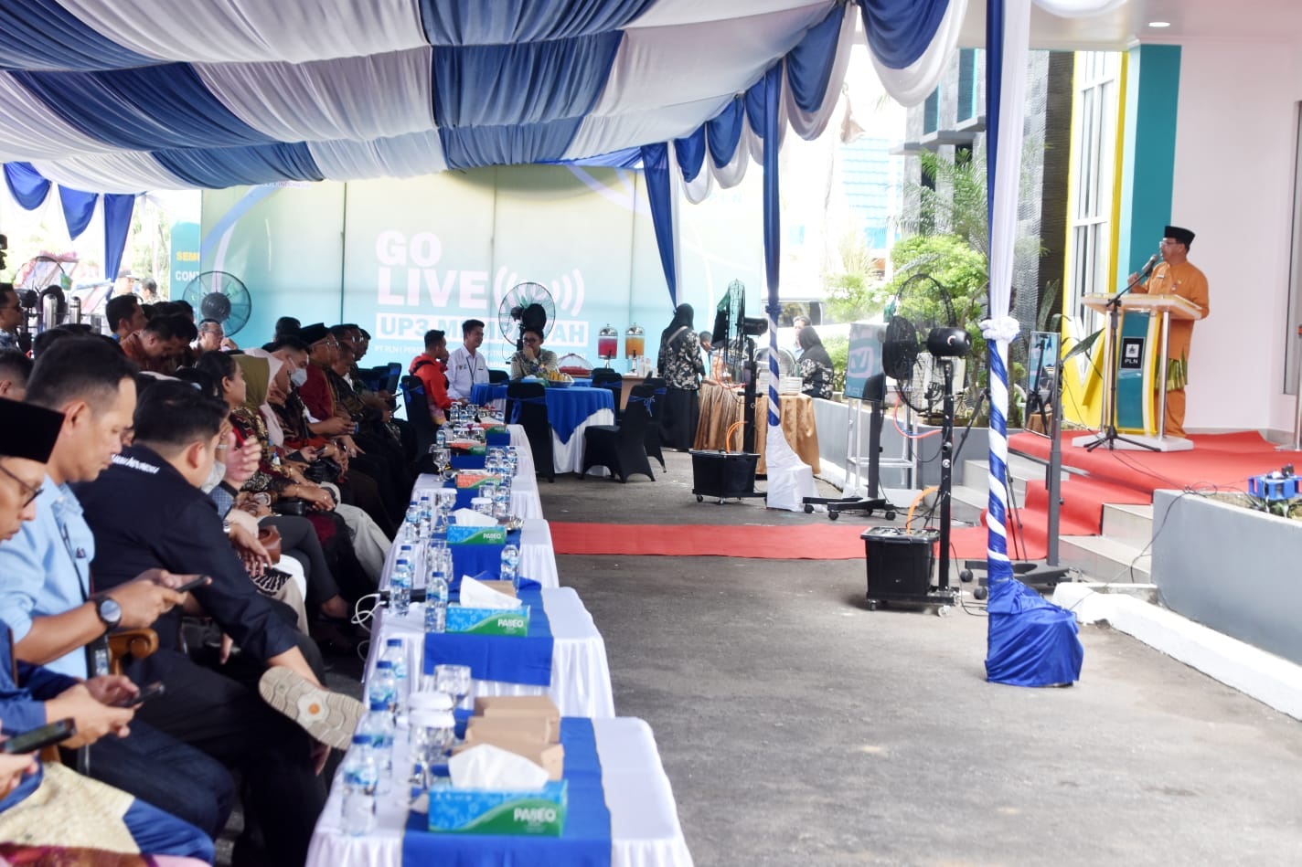 KANTOR: Sekda Mempawah, Ismail saat meresmikan Kantor PLN UP3 Mempawah.