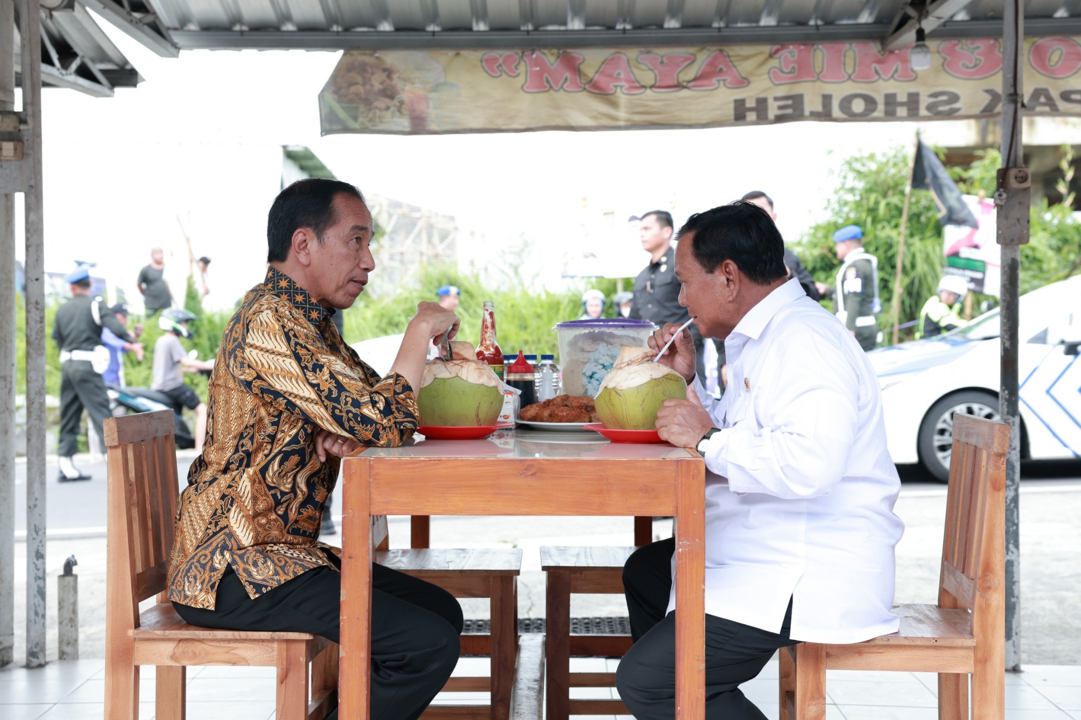 MAKAN BERSAMA: Presiden Joko Widodo didampingi Menteri Pertahanan Prabowo Subianto saat makan bakso bareng di Magelang, Jawa Tengah, Senin (29/1).