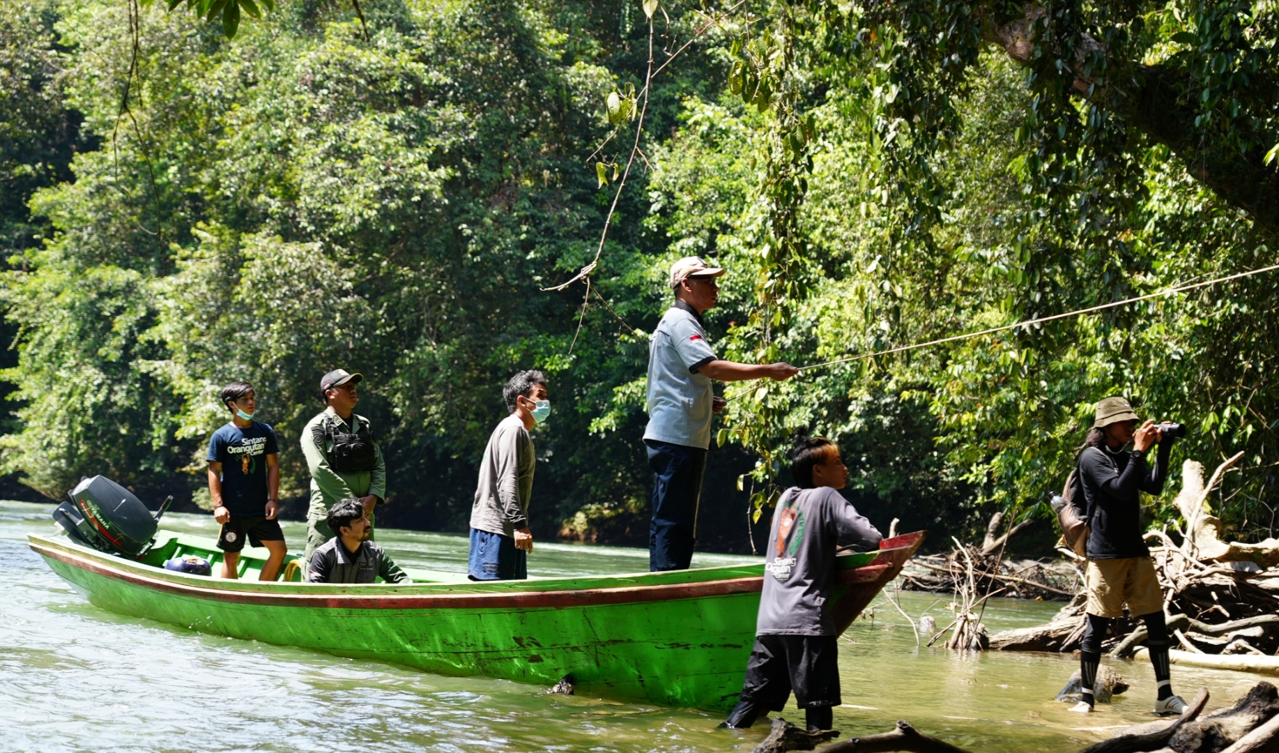 Pemindahan Aming dan Mona melewati jalur air Sungai Mendalam.