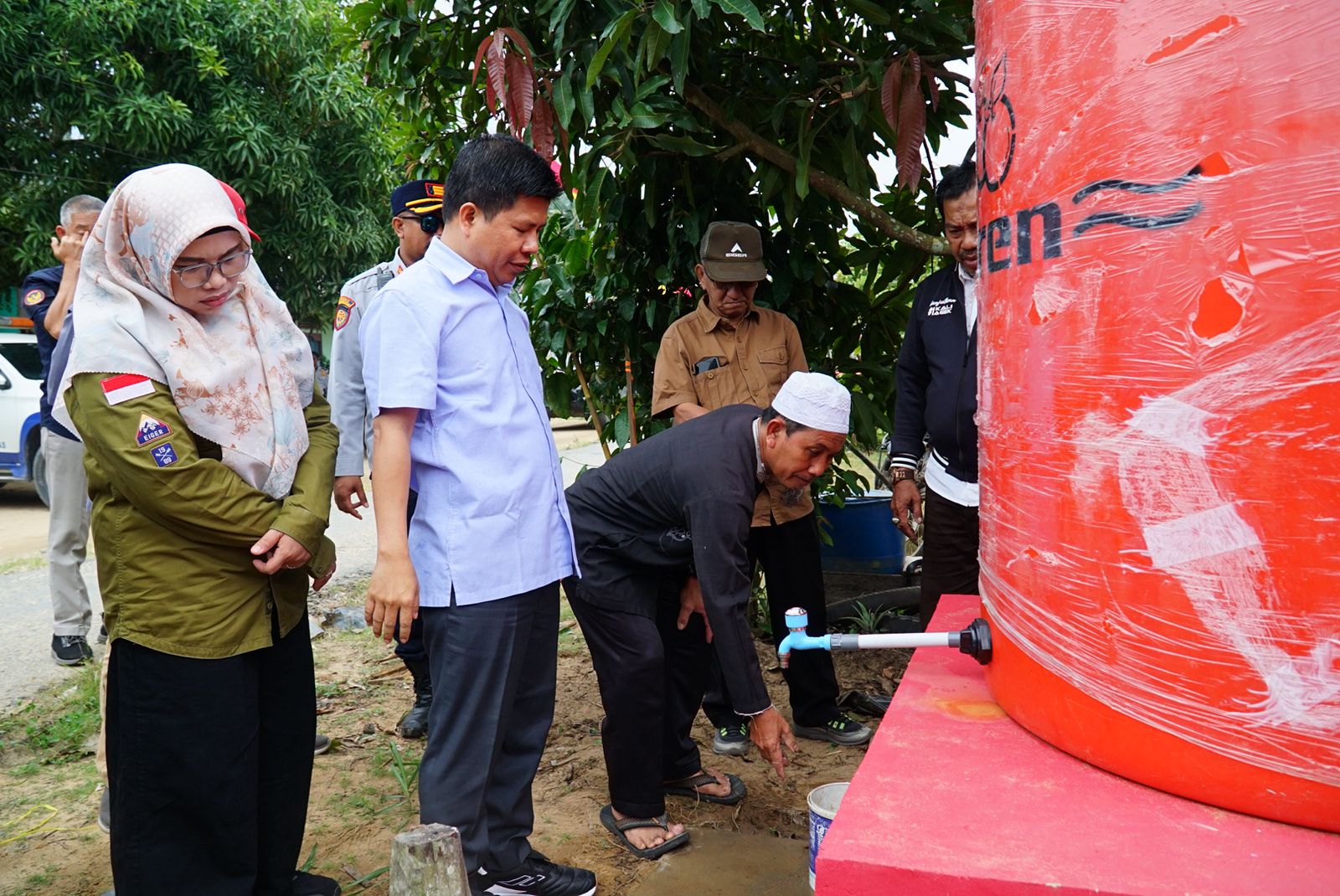 SUMUR BOR : Bupati Sambas saat meresmikan penggunaan sumur bor yang dibangun tanpa gunakan dana APBD.