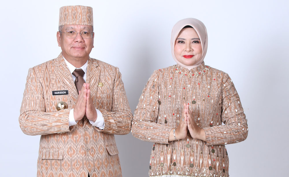 TENUN: Pj&nbsp;Gubernur Kalbar Harisson&nbsp;dan Pj Ketua TP-PKK&nbsp;Kalbar&nbsp;Windy Prihastari mengenakan&nbsp;baju berbahan tenun Ikat Sintang dengan&nbsp;pewarna&nbsp;alam&nbsp;saat puncak peringatan&nbsp;HUT ke-67&nbsp;Pemprov, Senin (29/1).
