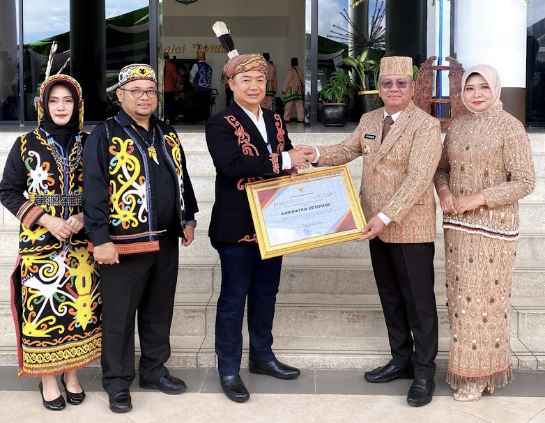 PENGHARGAAN: Sekretaris Daerah Ketapang, Alexander Wilyo, saat menerima penghargaan dari Pemprov Kalbar, Senin (29/1) di Kantor Gubernur Kalbar. Penyerahan penghargaan dilakukan Pj. Gubernur Kalbar.