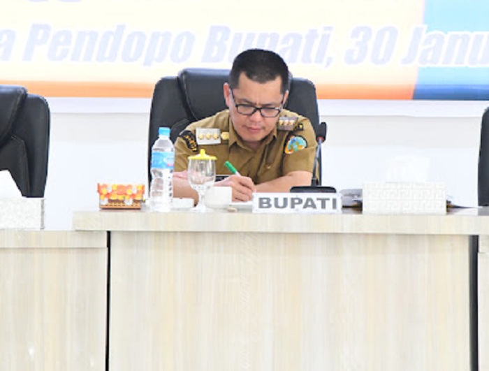MEMBERI ARAHAN: Pj Bupati Kayong Utara Romi Wijaya saat menghadiri serta memberikan arahan pada Rapat Koordinasi Pendidikan Tahun 2024 yang berlangsung di Aula Istana Rakyat, Sukadana.