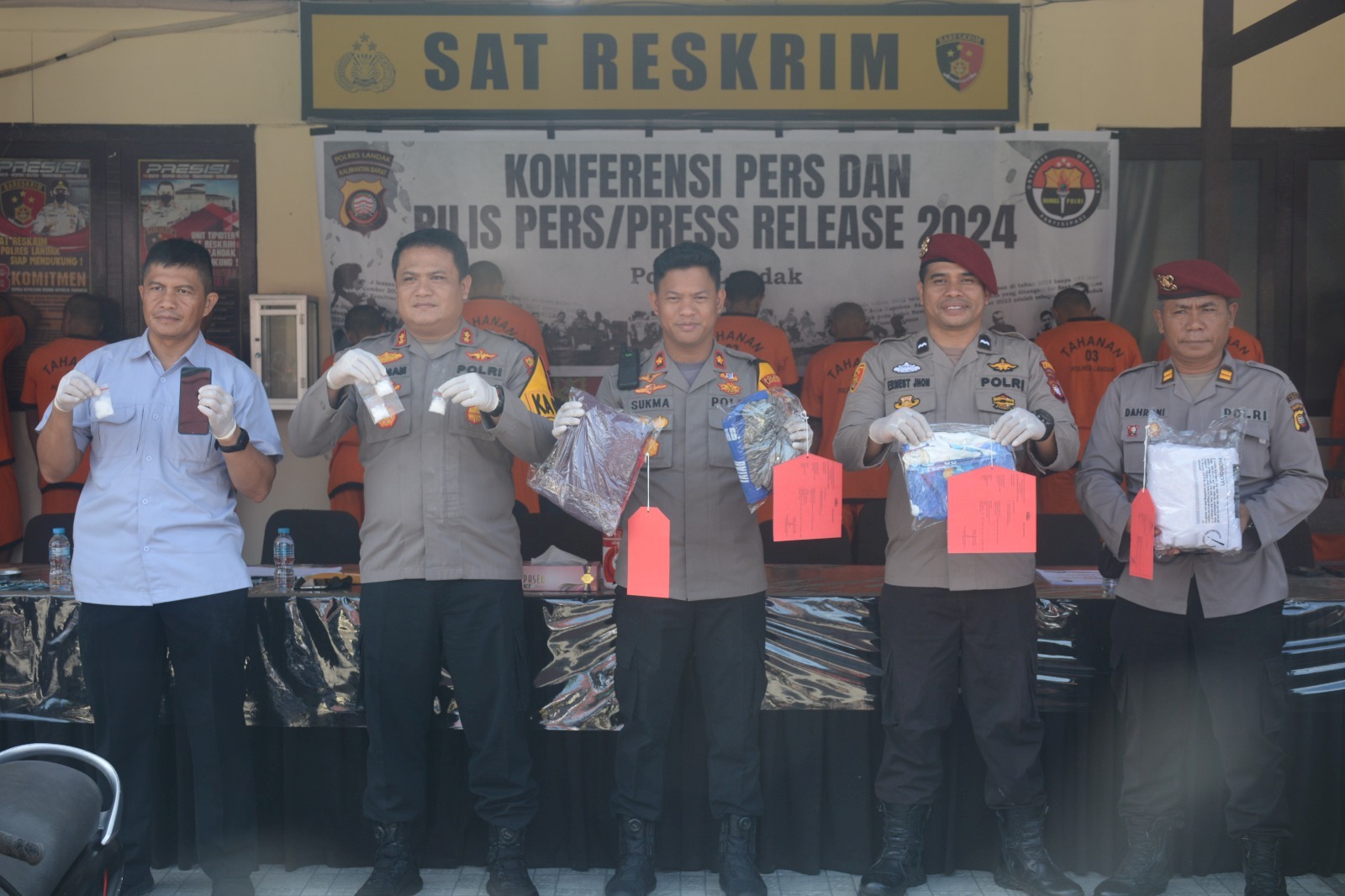 BARANG BUKTI: Kapolres Landak AKBP I Nyoman Budi Artawan menunjukkan sejumlah barang bukti dalam press release di Mapolres Landak, Kamis (25/1).