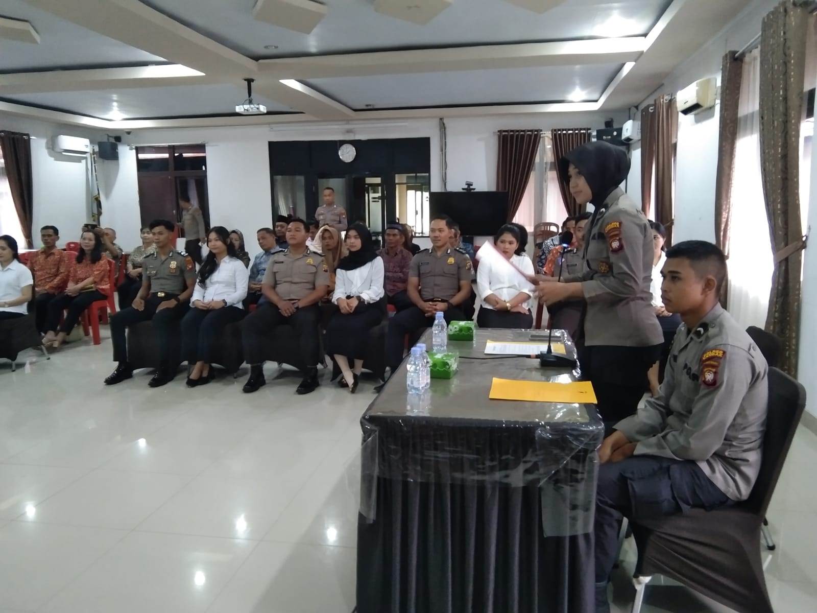 SIDANG NIKAH: Sejumlah personel Porles Landak mengikuti sidang nikah Polri di Mapolres Landak, Senin (29/1).