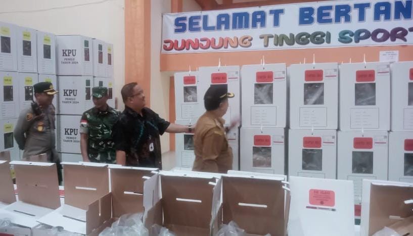 LOGISTIK : Dandim 1204 Sanggau, Letkol Inf Putra Andika Trihatmoko mendampingi Pelaksana tugas (Plt) Bupati Sanggau, Yohanes Ontot di Gudang Logistik Pemilu 2024 di GOR Bujang Malaka.