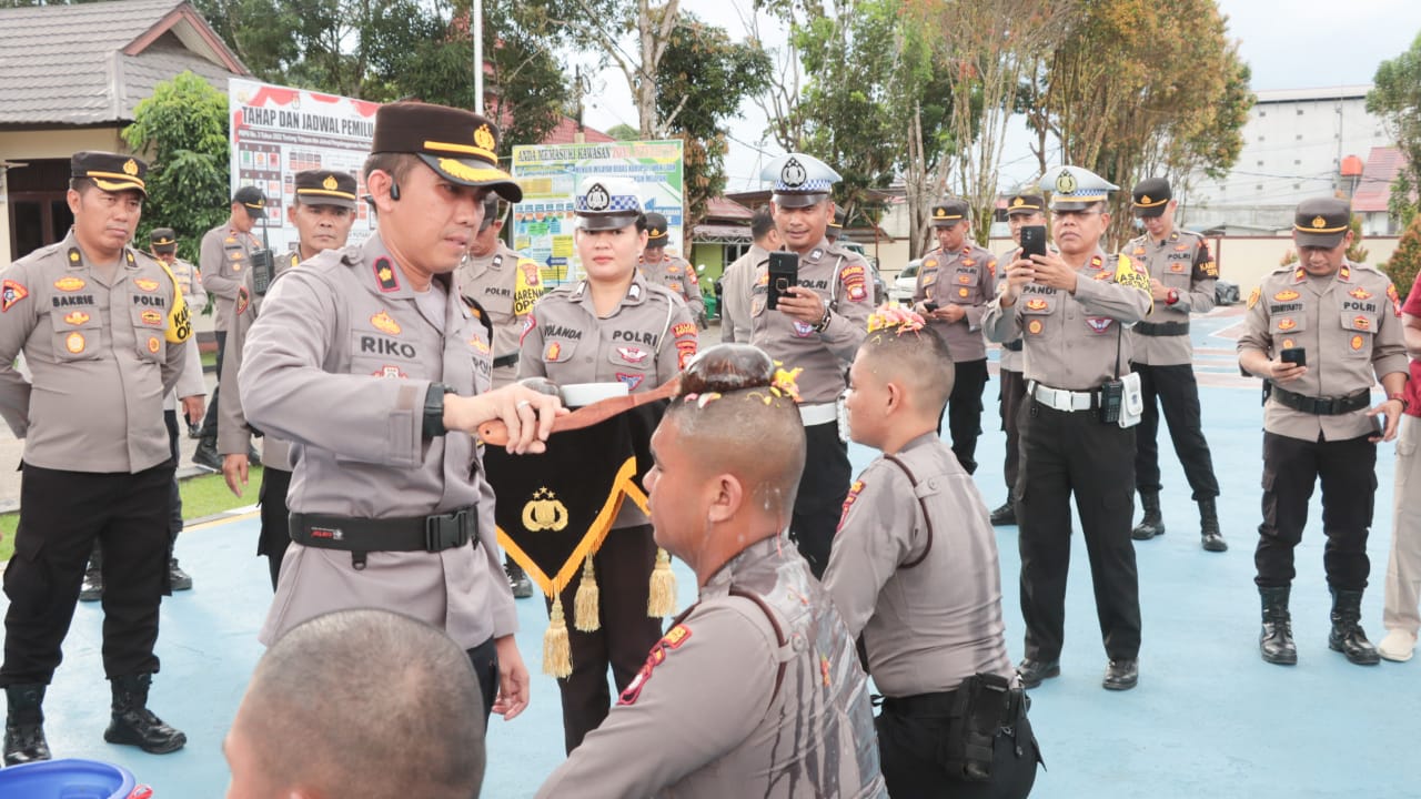 MANDI KEMBANG : Kapolres Sekadau saat mengguyurkan air tradisi mandi kembang dalam rangka penyambutan Bintara remaja angkatan 49.