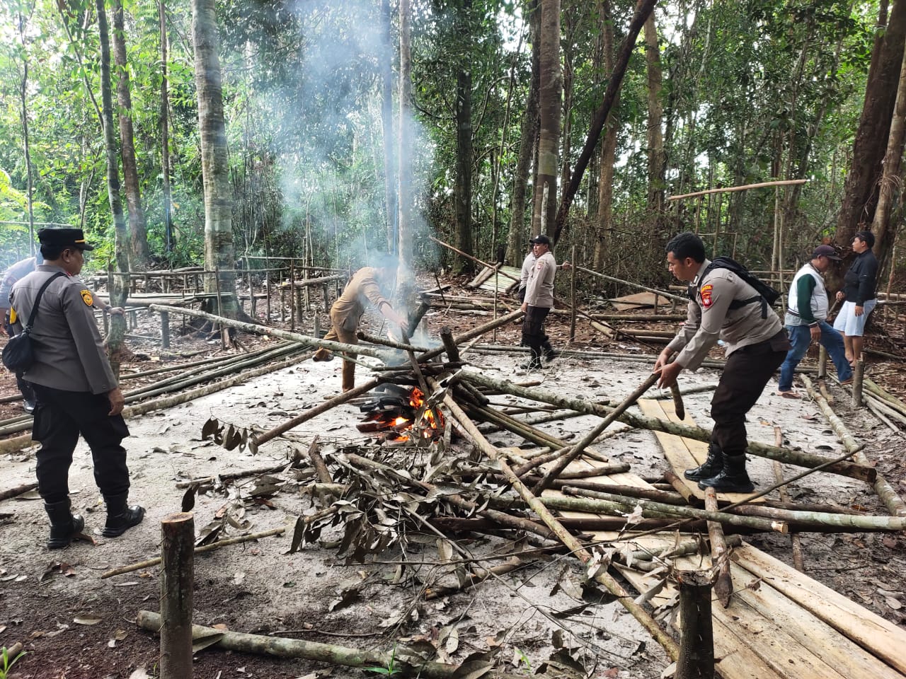 HANCURKAN : Polsek Binjai Hulu hancurkan tempat judi sabung ayam di kawasan Desa Binjai Hilir Kecamatan Binjai Hulu, Senin (29/1).