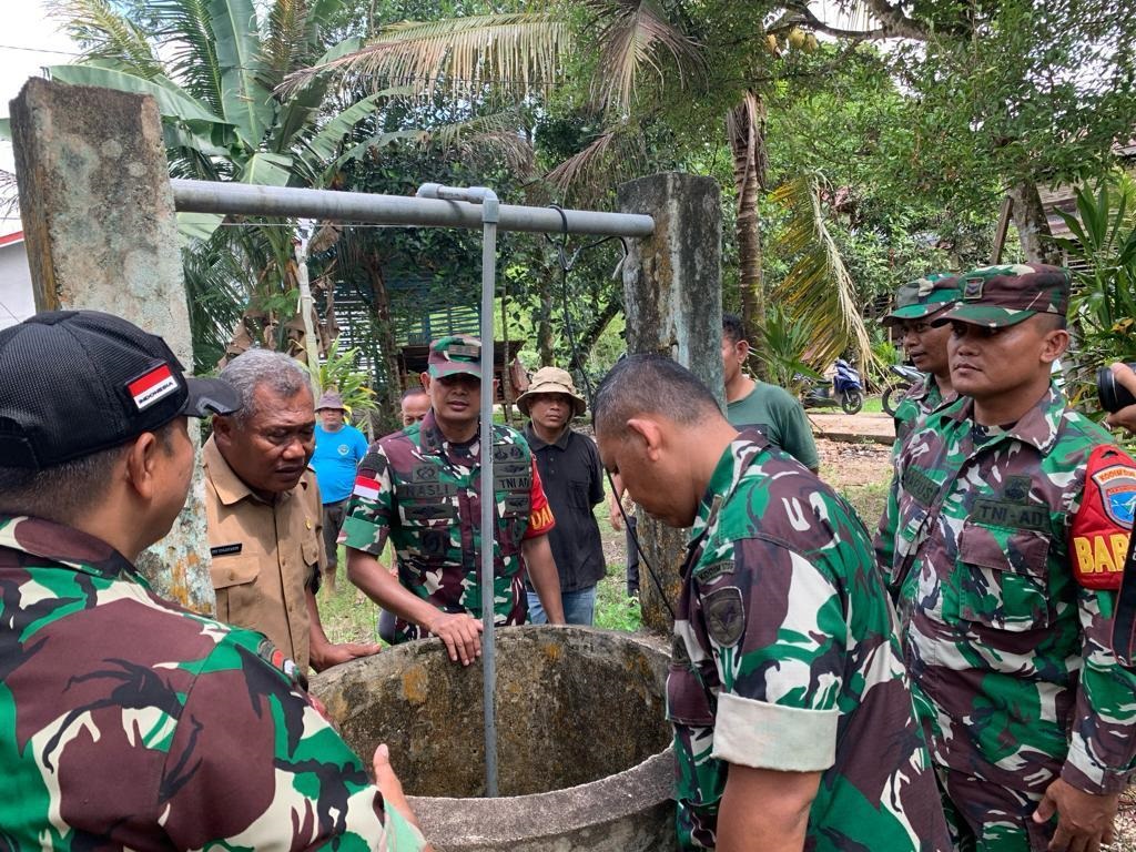 Dandim 1206/Putussibau, Letkol Inf. Nasli meninjau langsung lokasi sasaran sumur bor program TNI AD Manunggal Air kolaborasi Kodam XII/Tanjungpura di dua lokasi di Desaa Sibau Hulu, Kec. Putussibau.