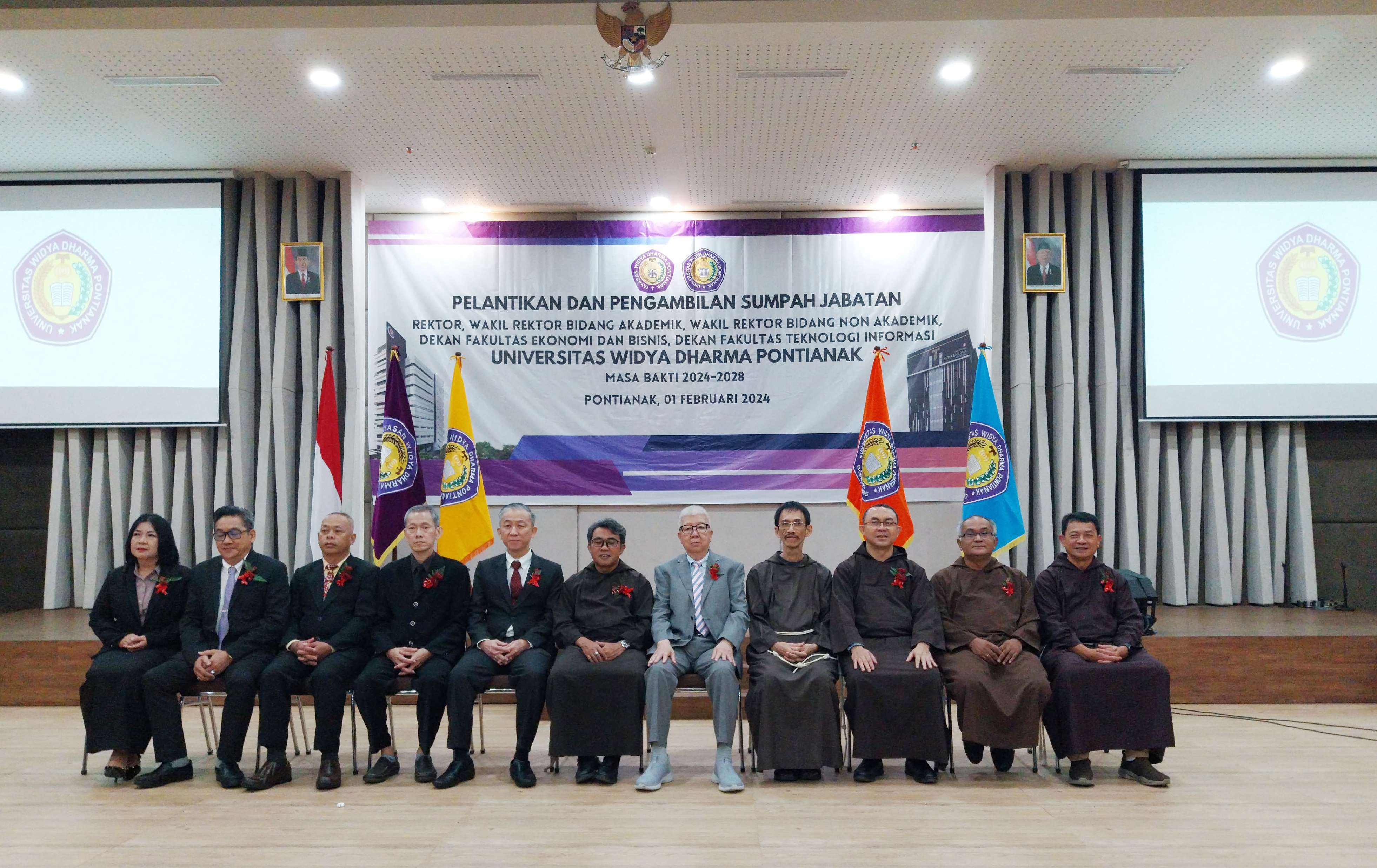 FOTO BERSAMA : Sesi foto bersama usai kegiatan Pelantikan dan Pengambilan Sumpah Jabatan UWDP.&nbsp;SITI/PONTIANAK POST