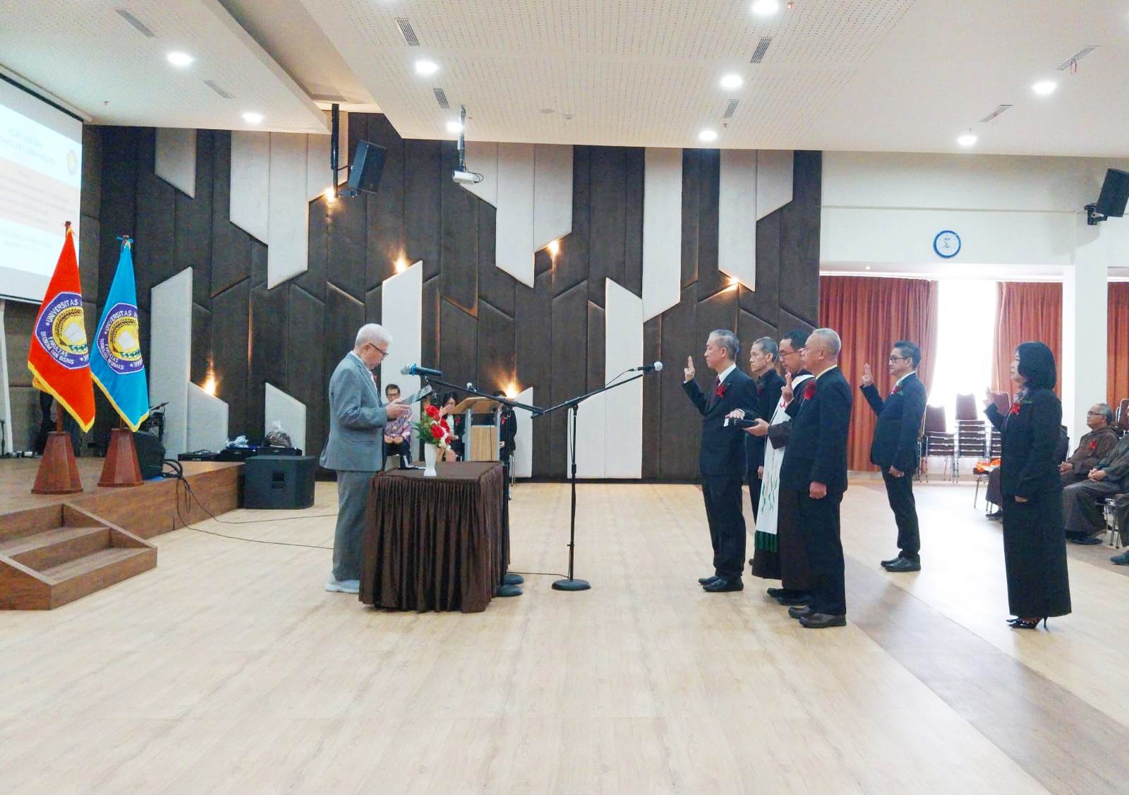 PELANTIKAN : Rektor, wakil rektor, dan dekan Universitas Widya Dharma Pontianak saat dilantik dan diambil sumpahnya, Kamis (1/2). SITI/PONTIANAK POST