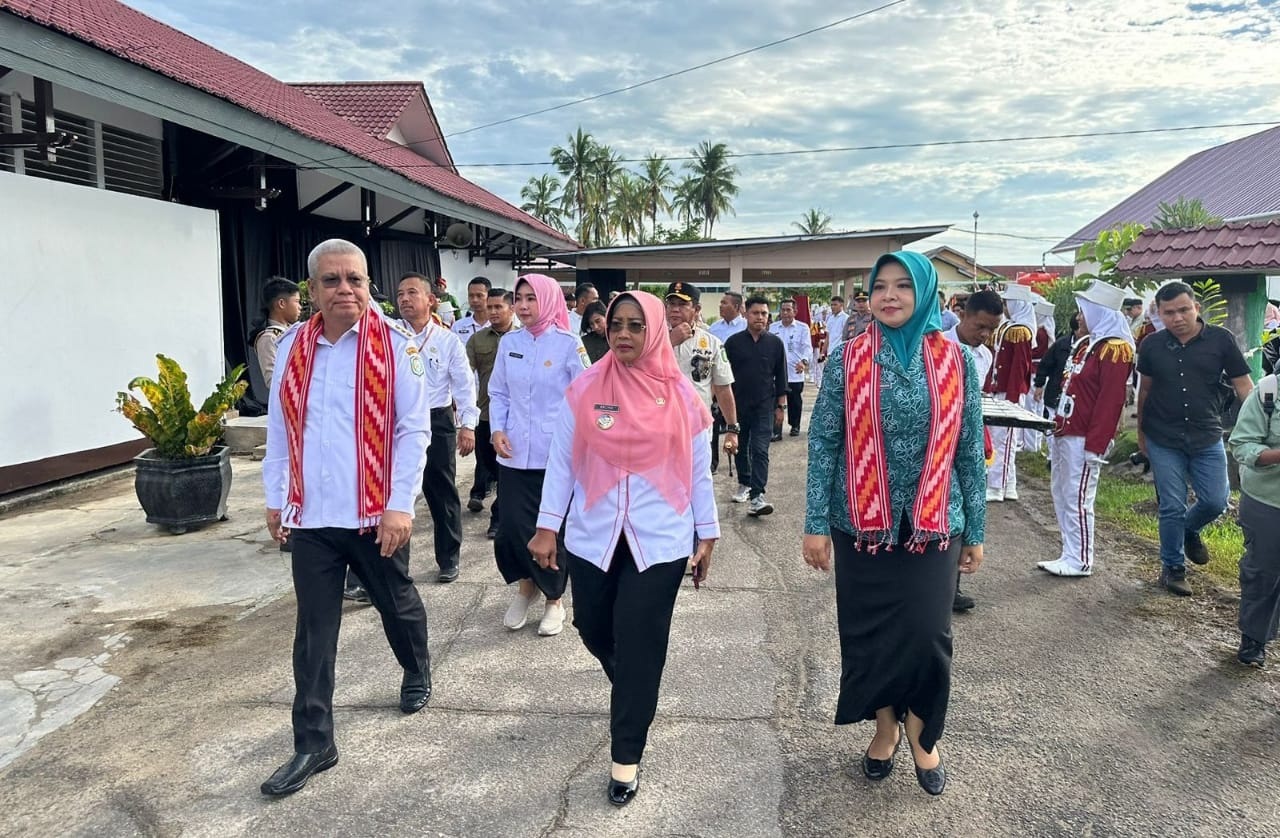PENDIDIKAN : Harisson didampingi Bupati Erlina saat melihat infrastruktur dan fasilitas pendidikan di SMKN 1 Mempawah Hilir.