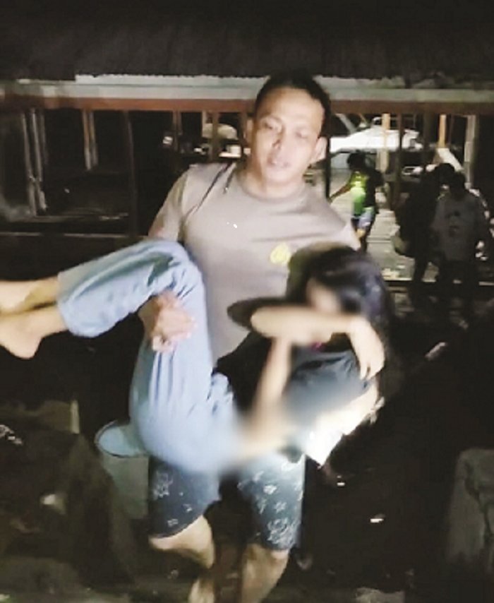 EVAKUASI : Bripka William Gastelly, Kanit Dalmas Sat Samapta Polres Sekadau saat mengevakuasi AI (20) korban percobaan bunuh diri di Sungai Kapuas.