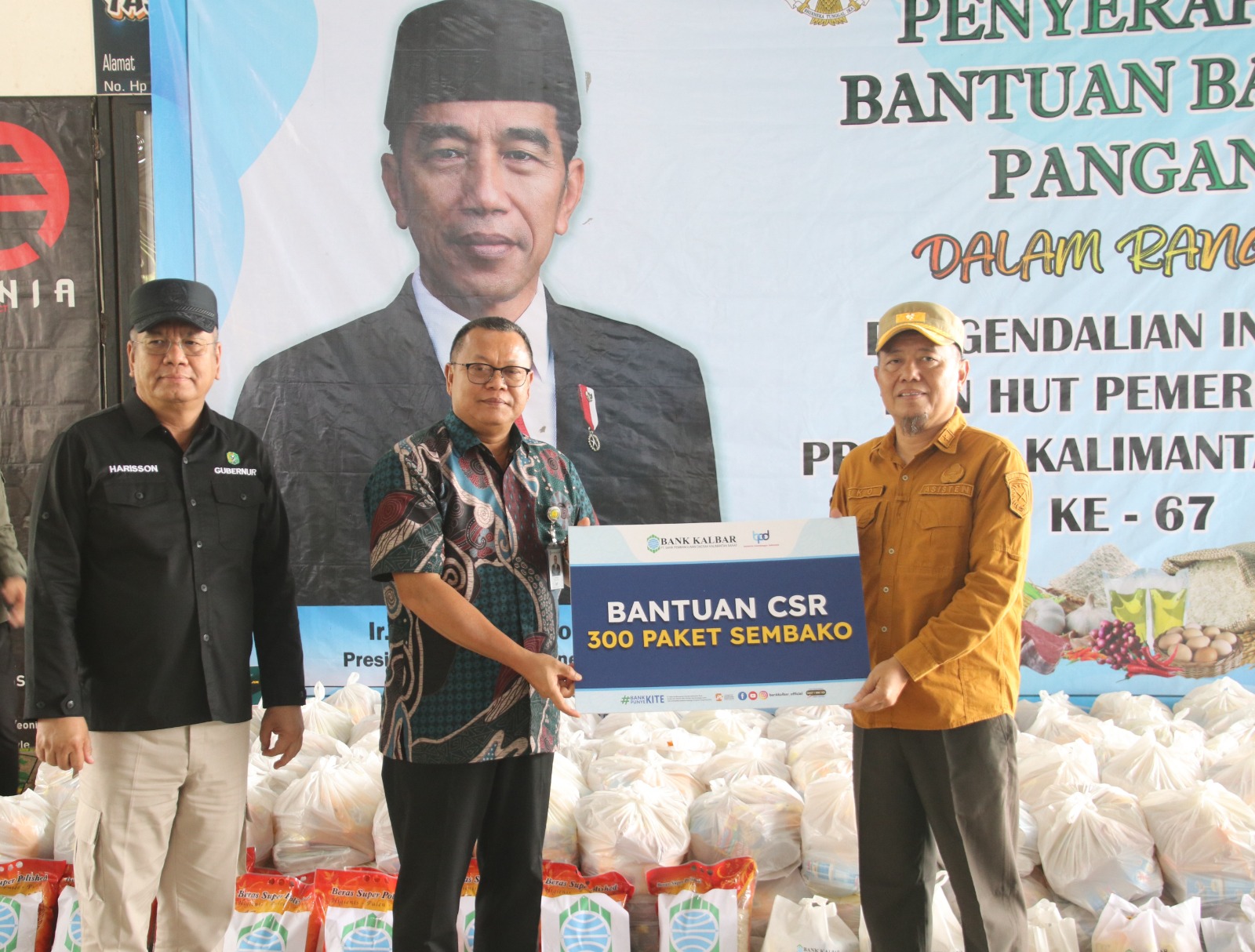 BANTUAN : Direktur Utama Bank Kalbar, Rokidi (tengah) menyerahkan bantuan sembako melalui Pemkab Sambas yang diterima secara simbolis oleh Asisten 2 Setda Pemkab Sambas, Urai Heriansyah.