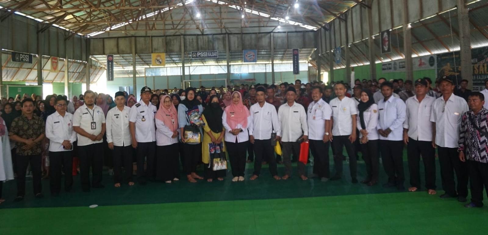 SEMBAKO : Bupati Erlina menyerahkan paket Sembako untuk masyarakat Desa Pasir.