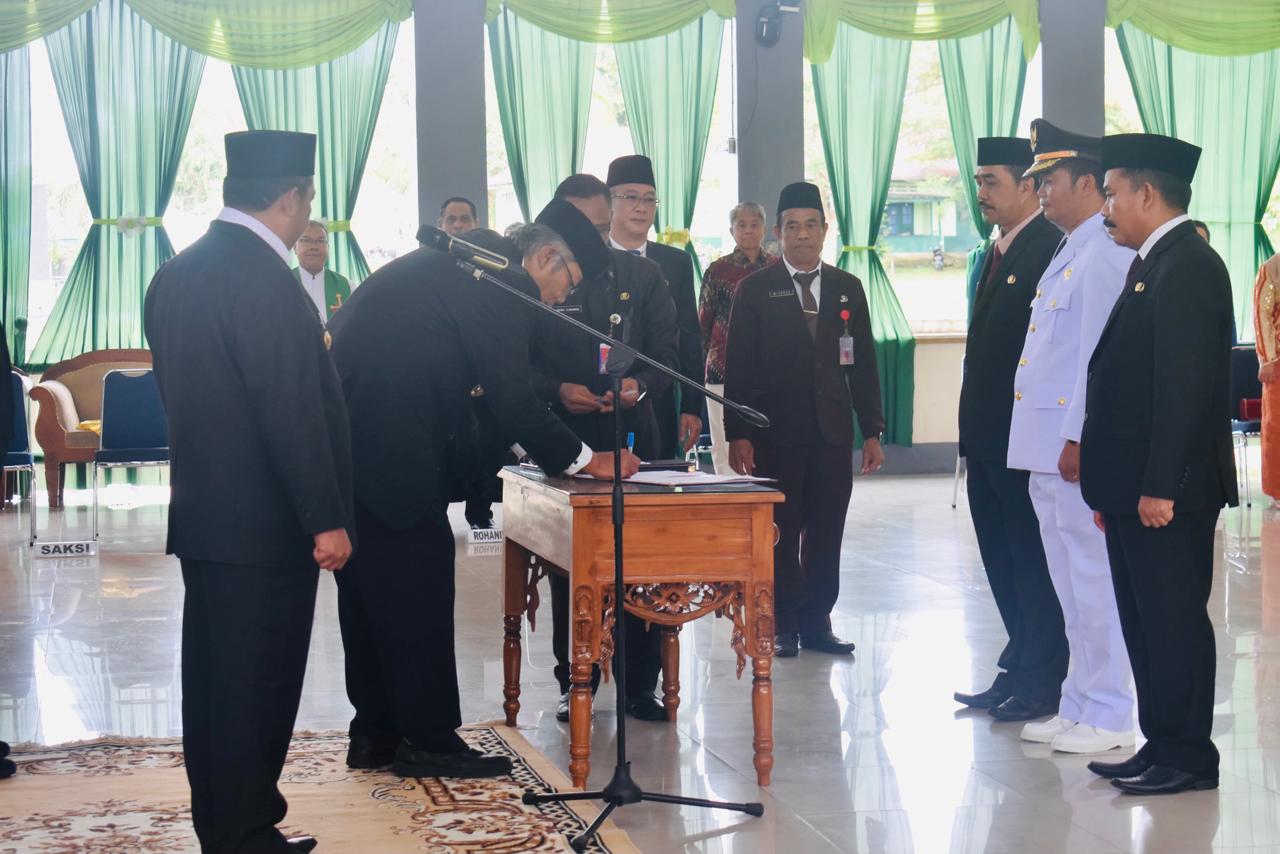 LANTIK : Bupati Sintang dr. Jarot Winarno dan Wakil Bupati Sintang Melkianus melantik Penjabat Struktural di Lingkungan Pemkab Sintang Tahun 2024, pada Kamis (1/2) di Pendopo Bupati Sintang.