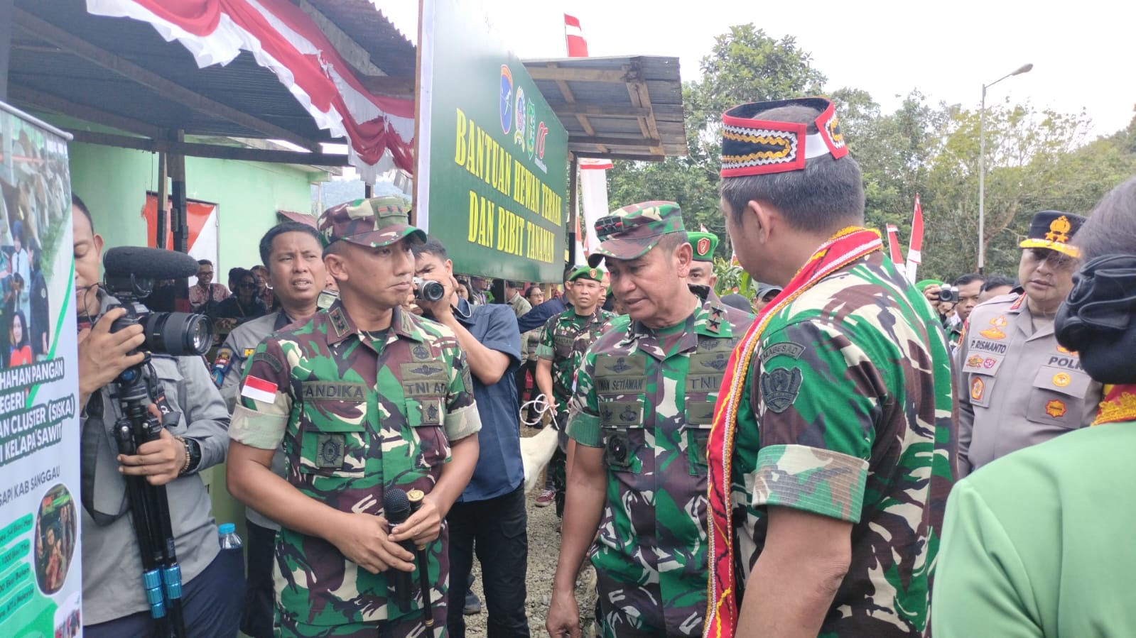 PROGRAM: Kepala Staf Angkatan Darat (KSAD), Jenderal TNI Maruli Simanjuntak mendapat pemaparan dari Dandim 1204 Sanggau, Letkol Inf Putra Andika Trihatmoko tentang sekolah binaan Kodim.