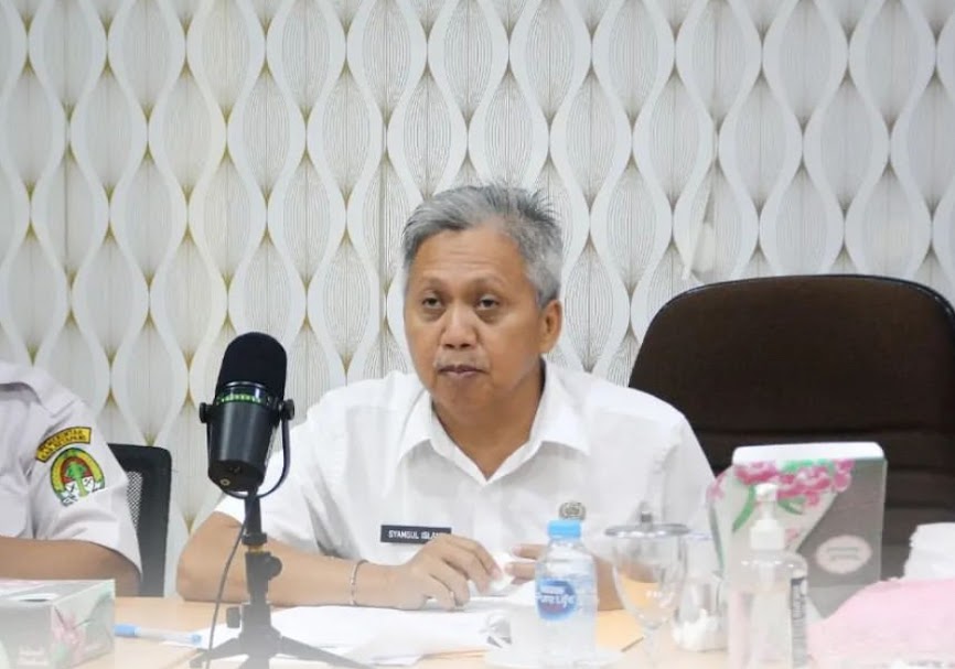 PIMPIN RAPAT: Asisten Sekda Bidang Perekonomian dan Pembangunan, Syamsul Islami, saat memimpin Rapat Pembahasan Permohonan PKKPR Berusaha, Rabu (31/1) lalu di Ruang Vicon Kantor Bupati Ketapang.