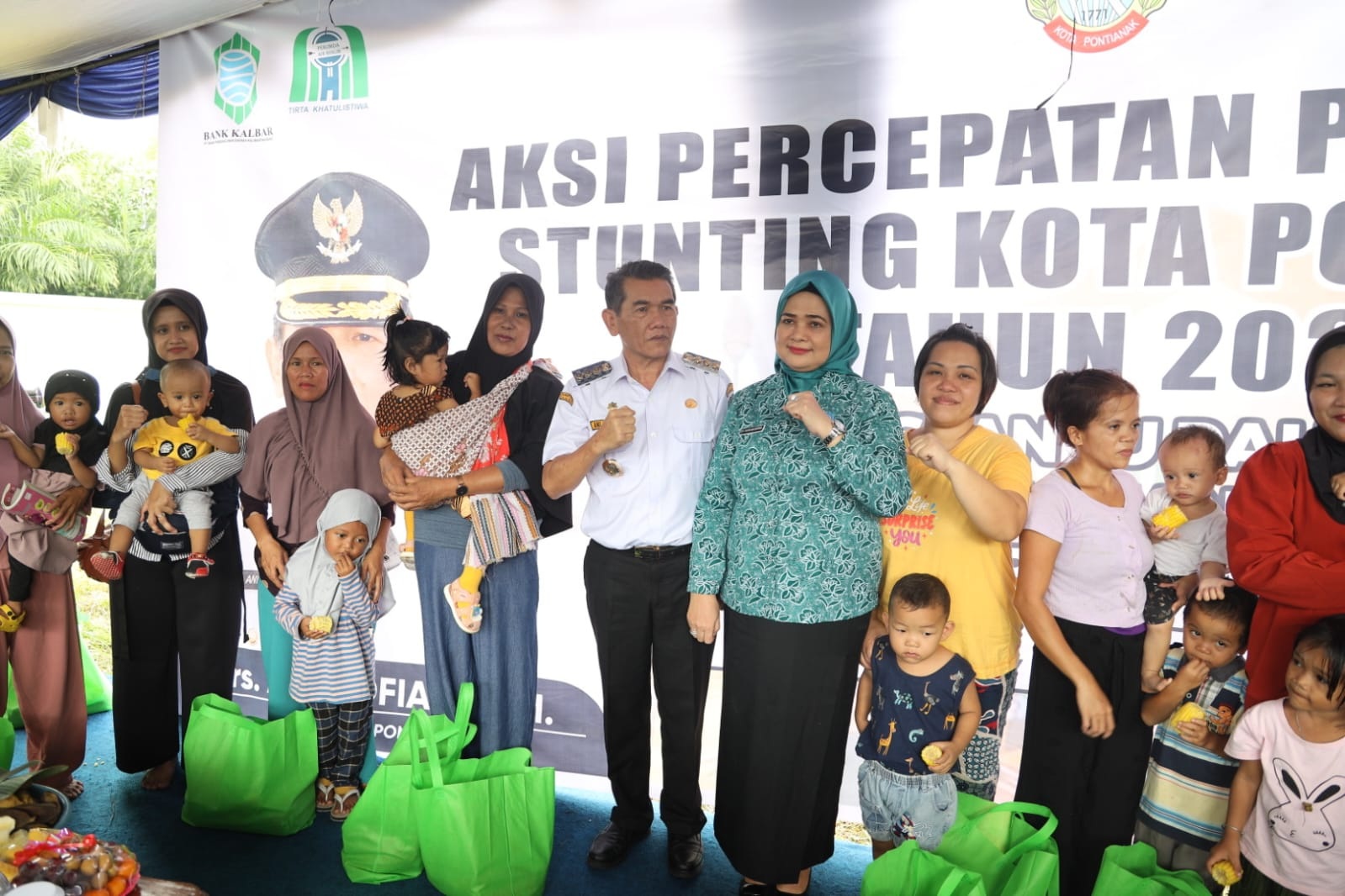 PJ Wali Kota Pontianak Ani Sofian beserta PJ Ketua PKK saat menghadiri kegiatan sosialisasi percepayan penurunan stunting.