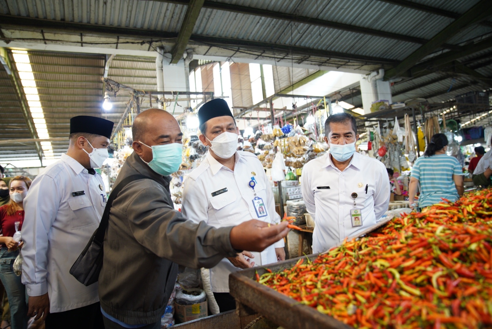 Sekda Kota Pontianak Mulyadi memonitoring harga sembako di pasar tradisional.