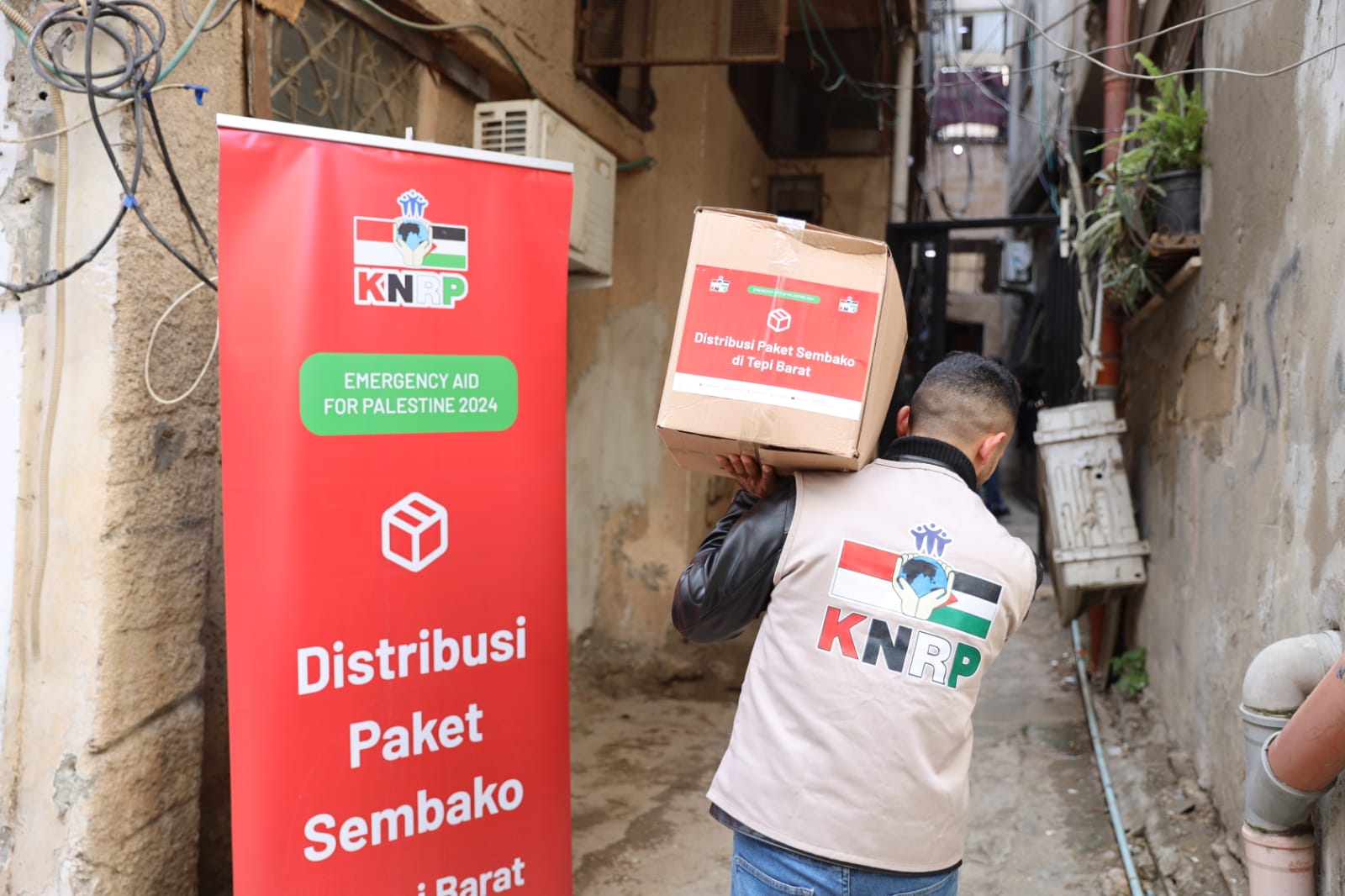 SALURKAN : KNRP menyalurkan bantuan pangan untuk warga Jalur Gaza dan Tepi Barat.