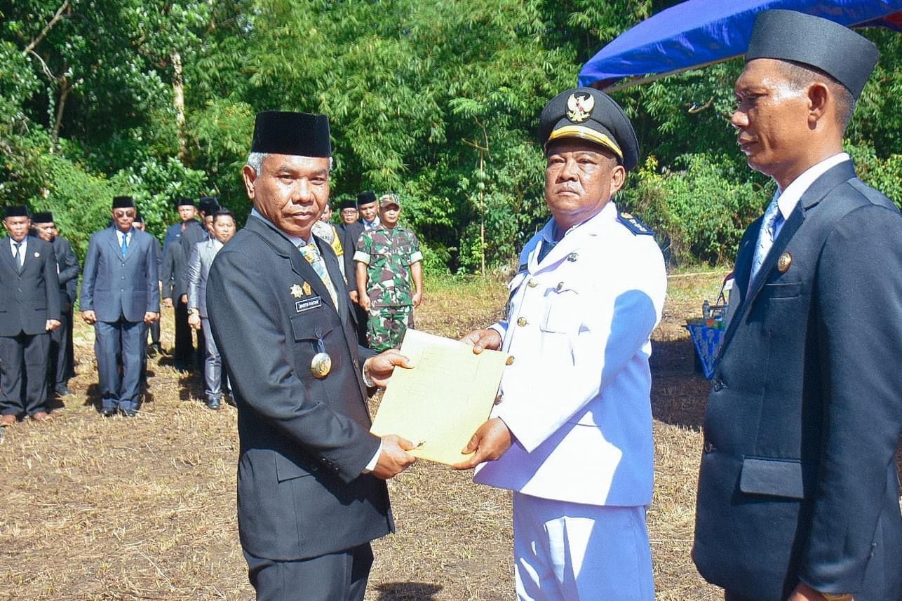 LANTIK : Bupati Ketapang, Martin Rantan, melantik Camat dan Sekcam Tumbang Titi, Jumat (3/2).