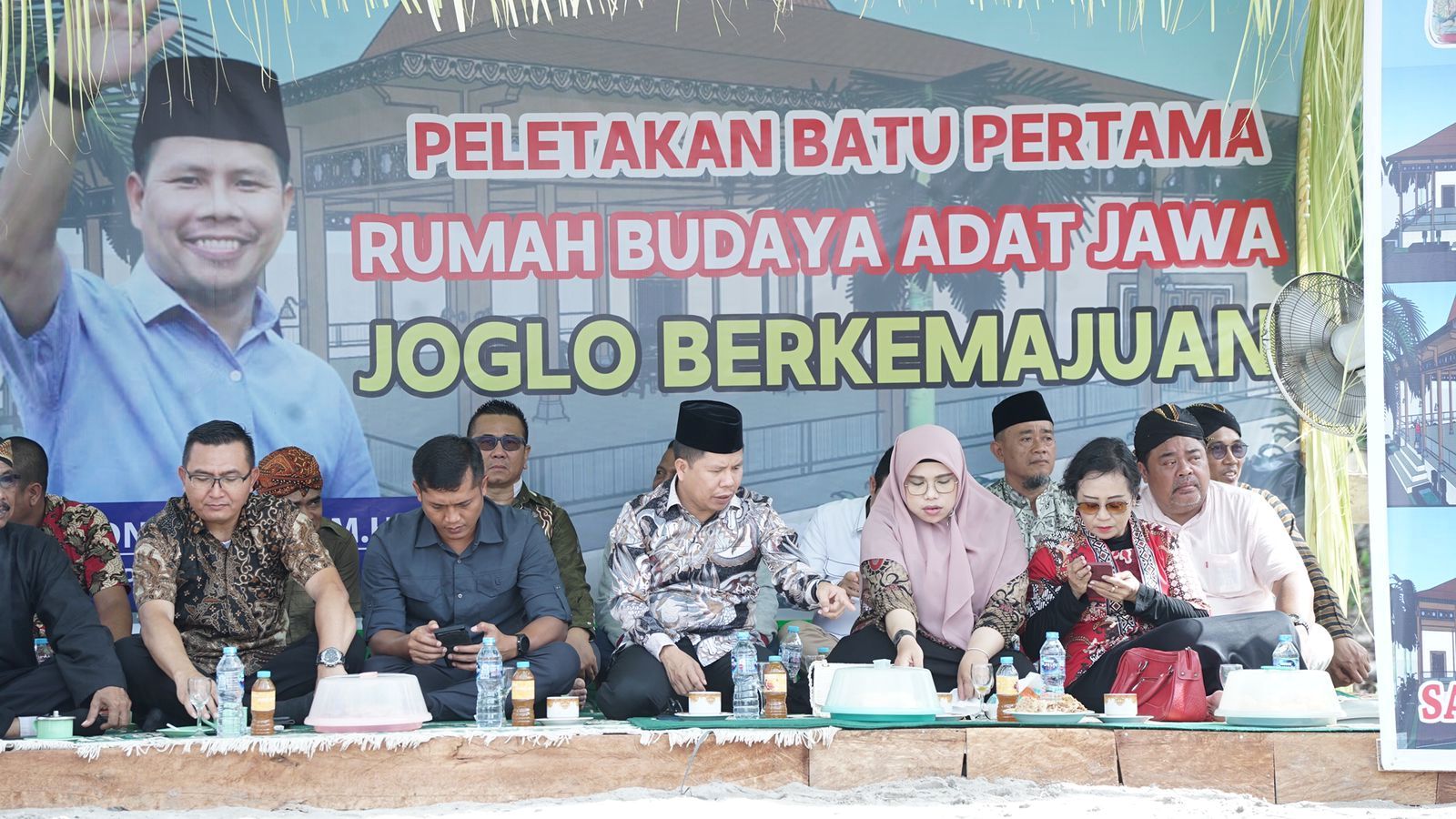 RESMIKAN: Bupati Sambas Satono saat menghadiri peletakan batu pertama sebagai tanda dimulainya pembangunan Rumah Joglo Berkemajuan.