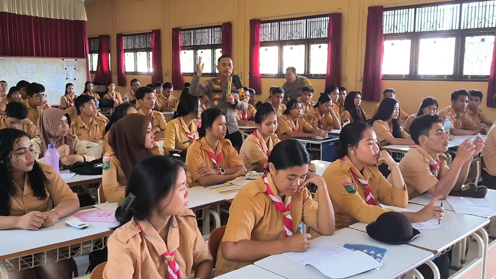 JABARKAN: Sosialisasi penerimaan Polri di SMKN 1 Ngabang, Jumat (2/2).