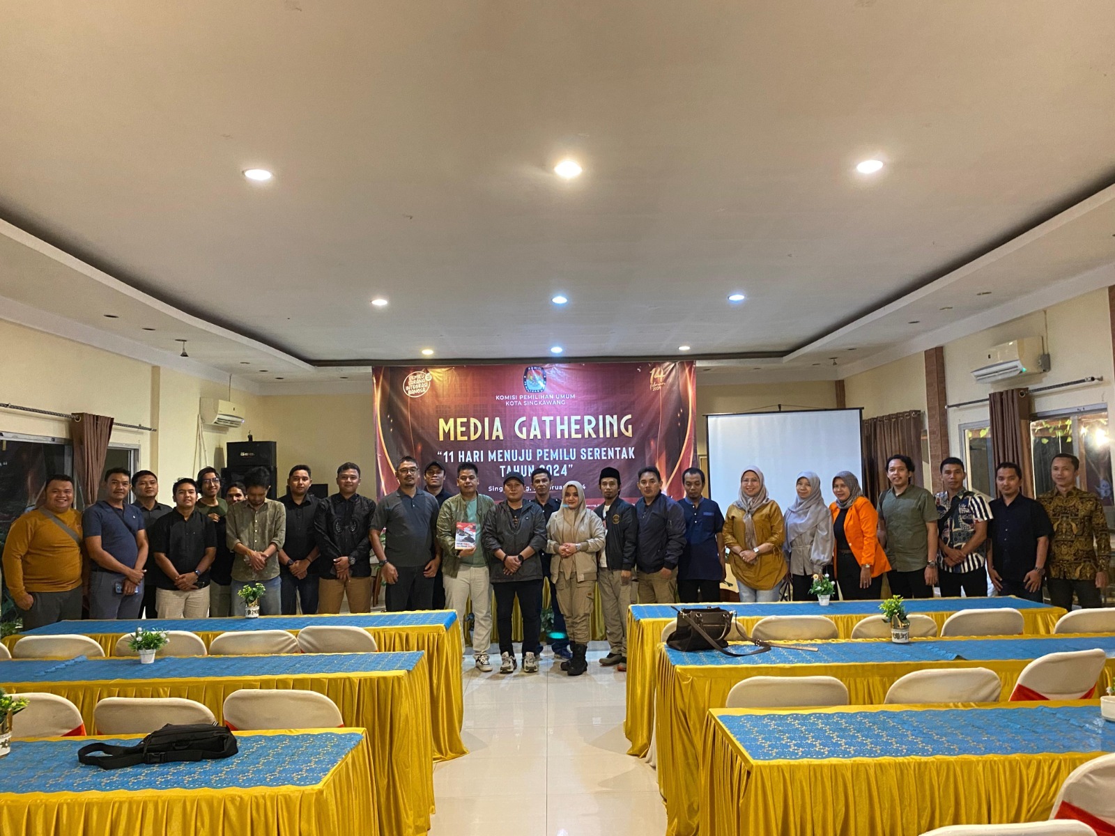 MEDIA GATHERING: KPU Kota Singkawang menggelar media gathering dengan sejumlah jurnalis media mainstrem dan instansi di Kampung Batu Villa & Resto Singkawang.