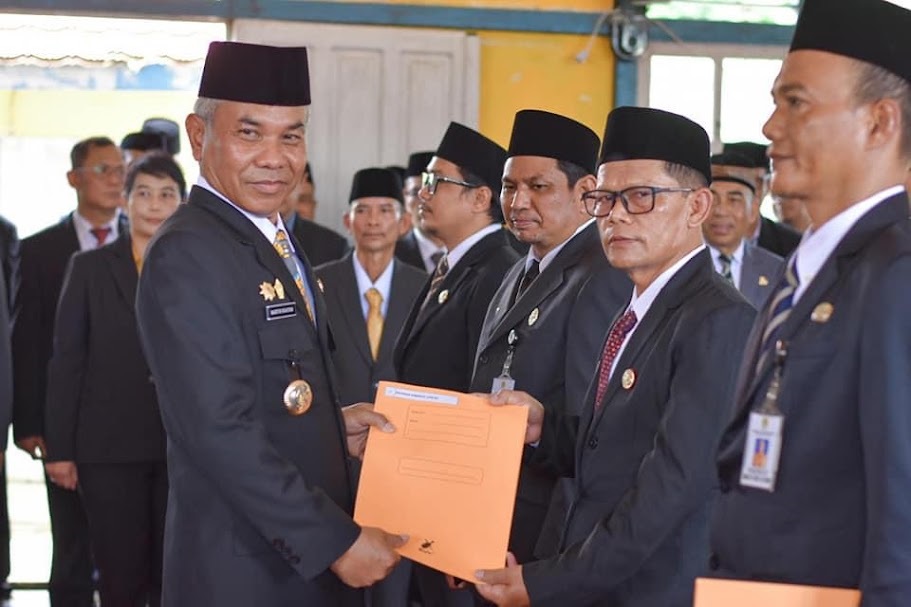 PENYERAHAN SK: Bupati Ketapang, Martin Rantan, menyerahkan SK pejabat yang baru dilantik, Sabtu (3/2).
