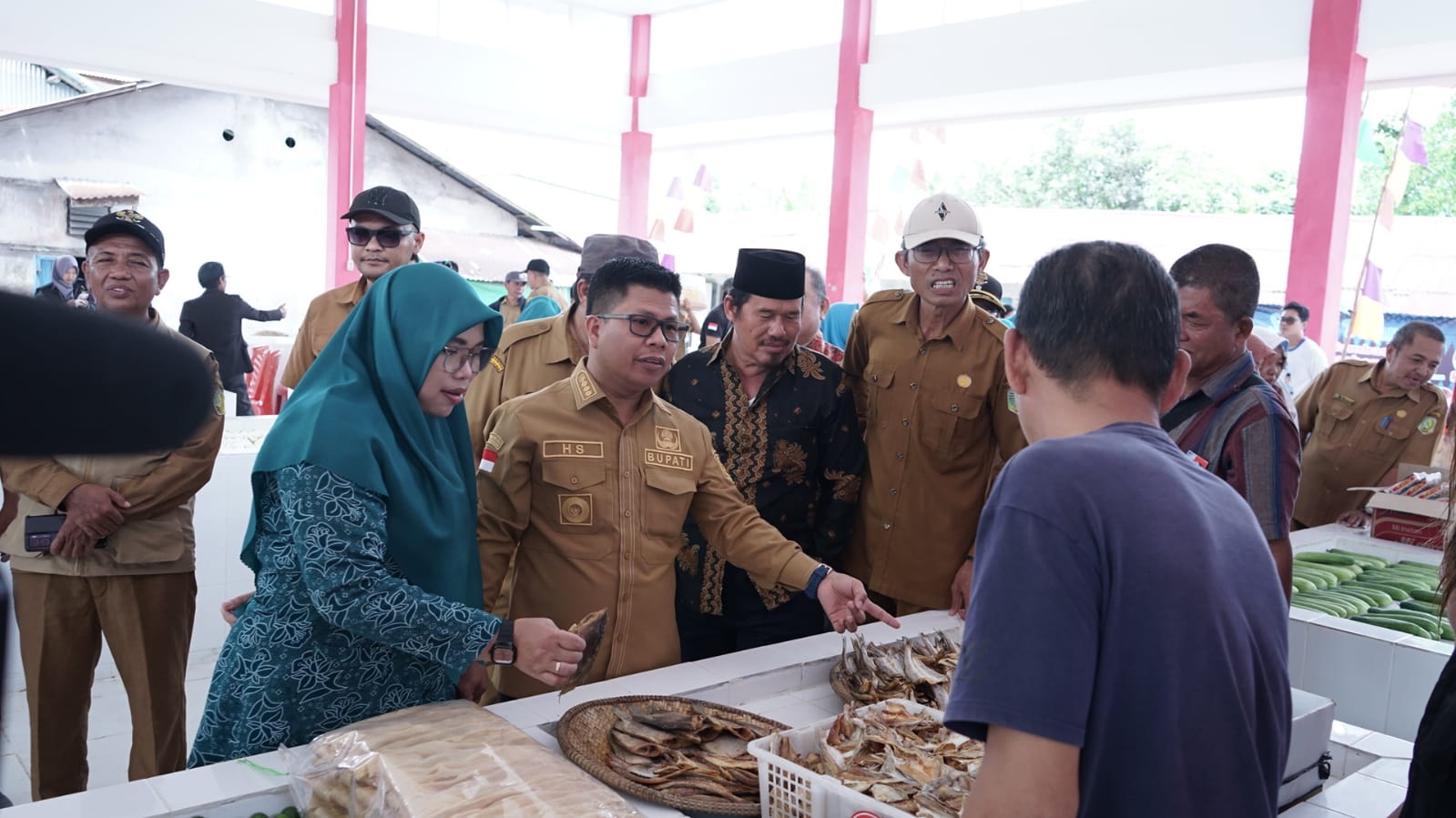 PASAR : Bupati Sambas saat berdialog dengan pedagang sekaligus berbelanja usai meresmikan pemanfaatan Pasar Rakyat Matang Suri.