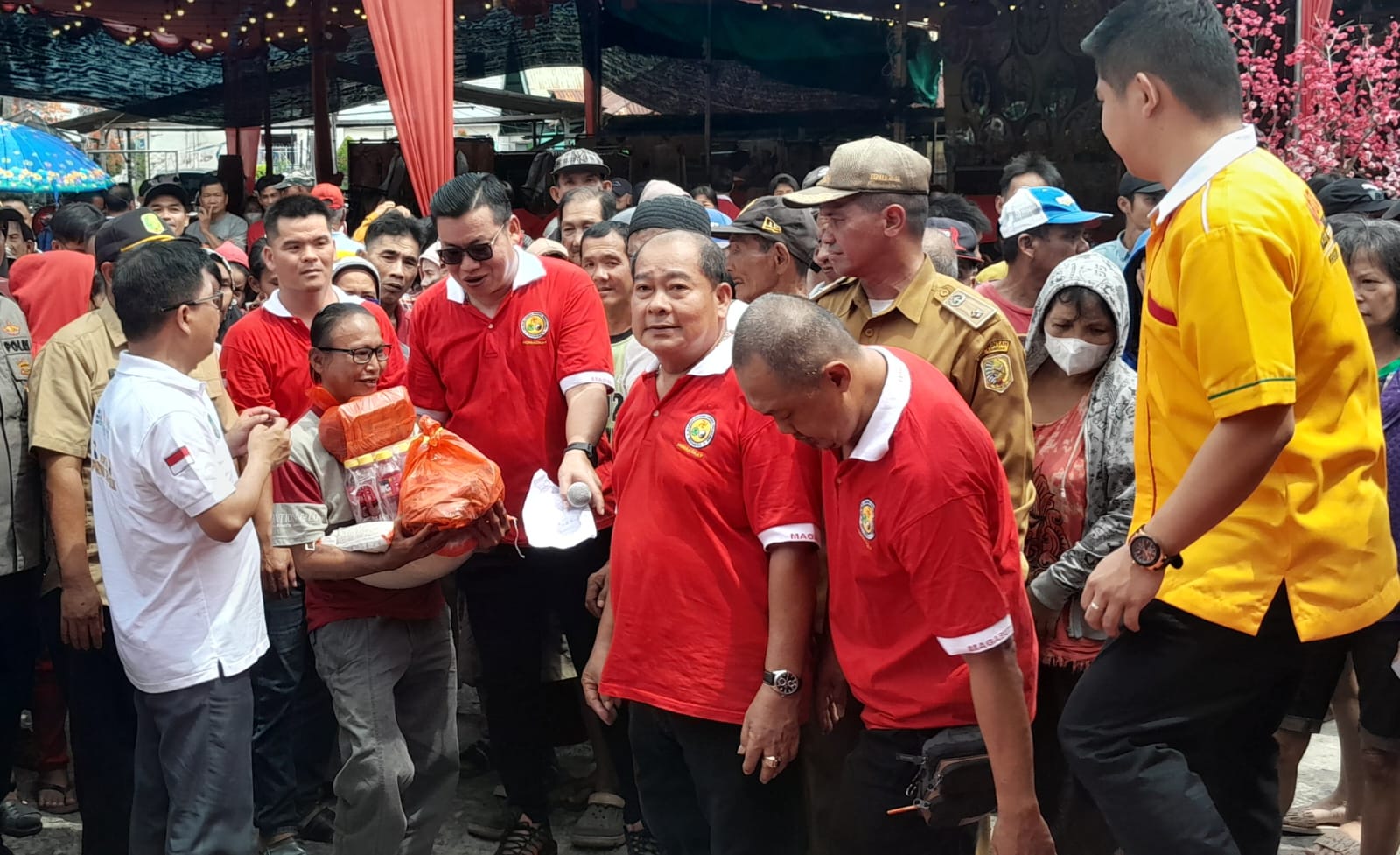 Suasana pembagian paket Imlek dari Panitia Imlek dan CGM Tri Dharma Pemangkat.