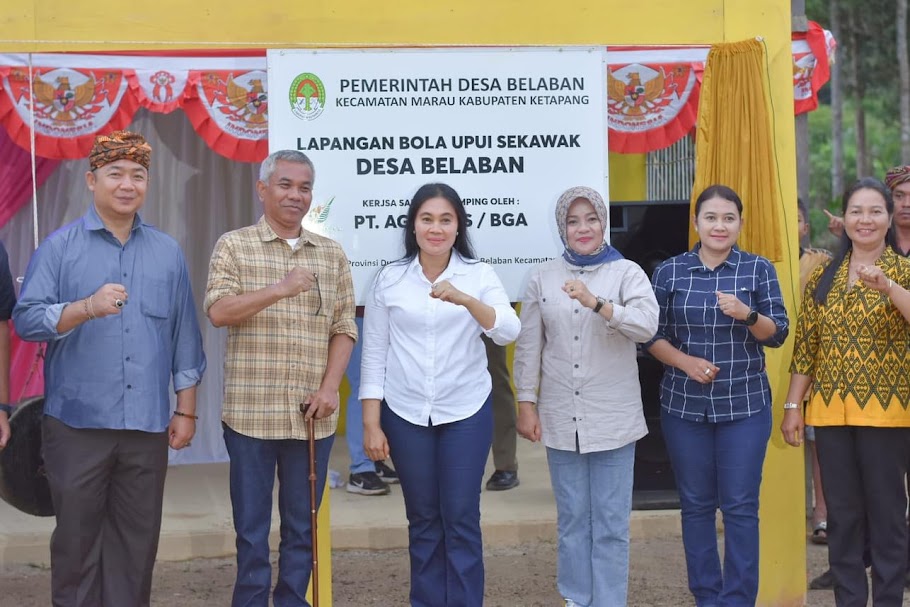 DIABADIKAN BERSAMA: Bupati Ketapang, Martin Rantan, didampingi Sekda Ketapang, Alexander Wilyo, diabadikan bersama usai meresmikan Lapangan Sepakbola Upui Sekawak di Desa Belaban, Kecamatan Marau.