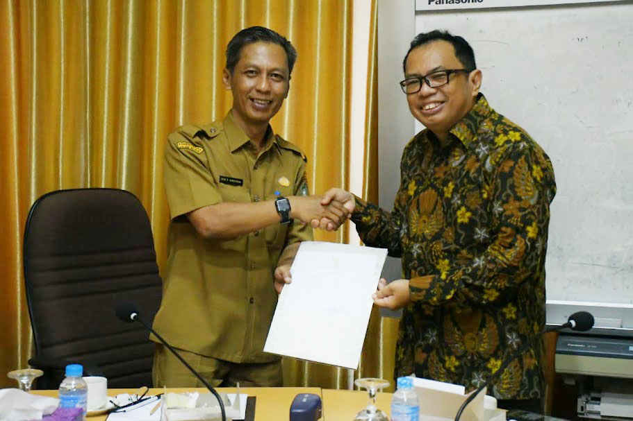 ENTRY MEETING: Ketua Tim Pemeriksa BPK RI Perwakilan Kalbar, Tumpal Reynold Tambpubolon, menyerahkan entry meeting kepada Pj. Sekda Kayong Utara Rene Rienaldy di Ruang Rapat Kantor Bupati Kayong Utara