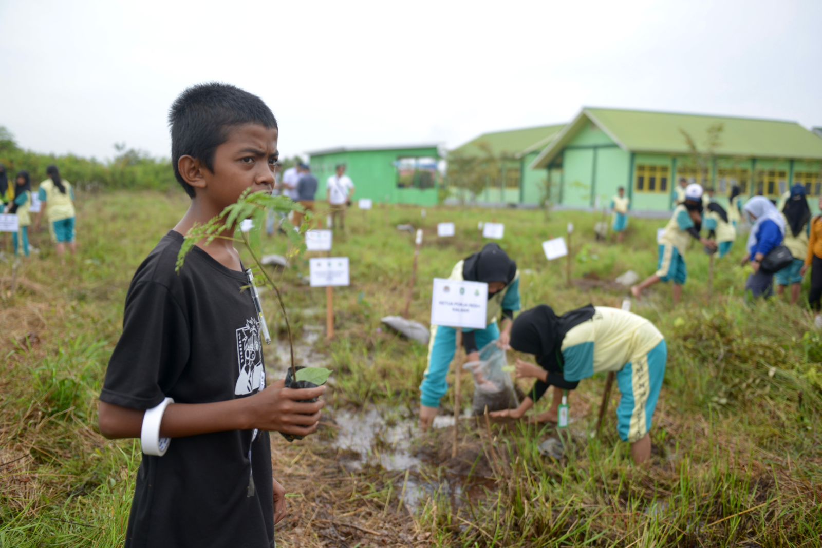 Siswq SMP Negeri 29 Pontianak antusias mengikuti kegiatan menanam pohon yang diselenggarakan Kementerian Lingkungan Hidup dan Kehutanan (KLHK) dalam rangka memperingati hari Lahan Basah Sedunia.
