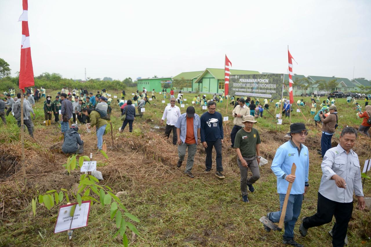 KLHK Bersama masayarakat melakukan penanaman pohon dalam rangka memperingati hari lahan basah sedunia di lingkungan SMP N 29 Pontianak, Batulayang, Pontianak Utara.