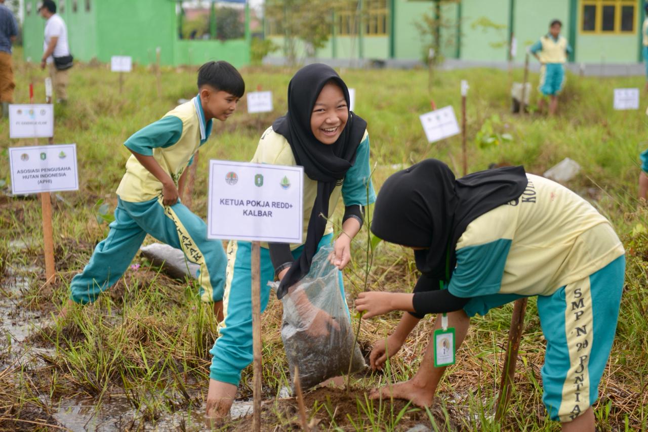 Siswa SMP N 29 Pontianak antusias mengikuti penanaman pohon serentak se Indonesia dalam rangka menperingati hari lahan basah seduania di Batulayang, Pontianak Utara, Rabu (7/2).