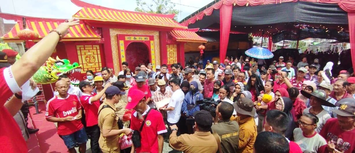 SAMBUT IMLEK: Suasana pembagian paket Imlek dari Panitia Imlek dan CGM Tri Dharma Bumi Raya Pemangkat, Selasa (6/2) yang sambut antusias warga sekitar.