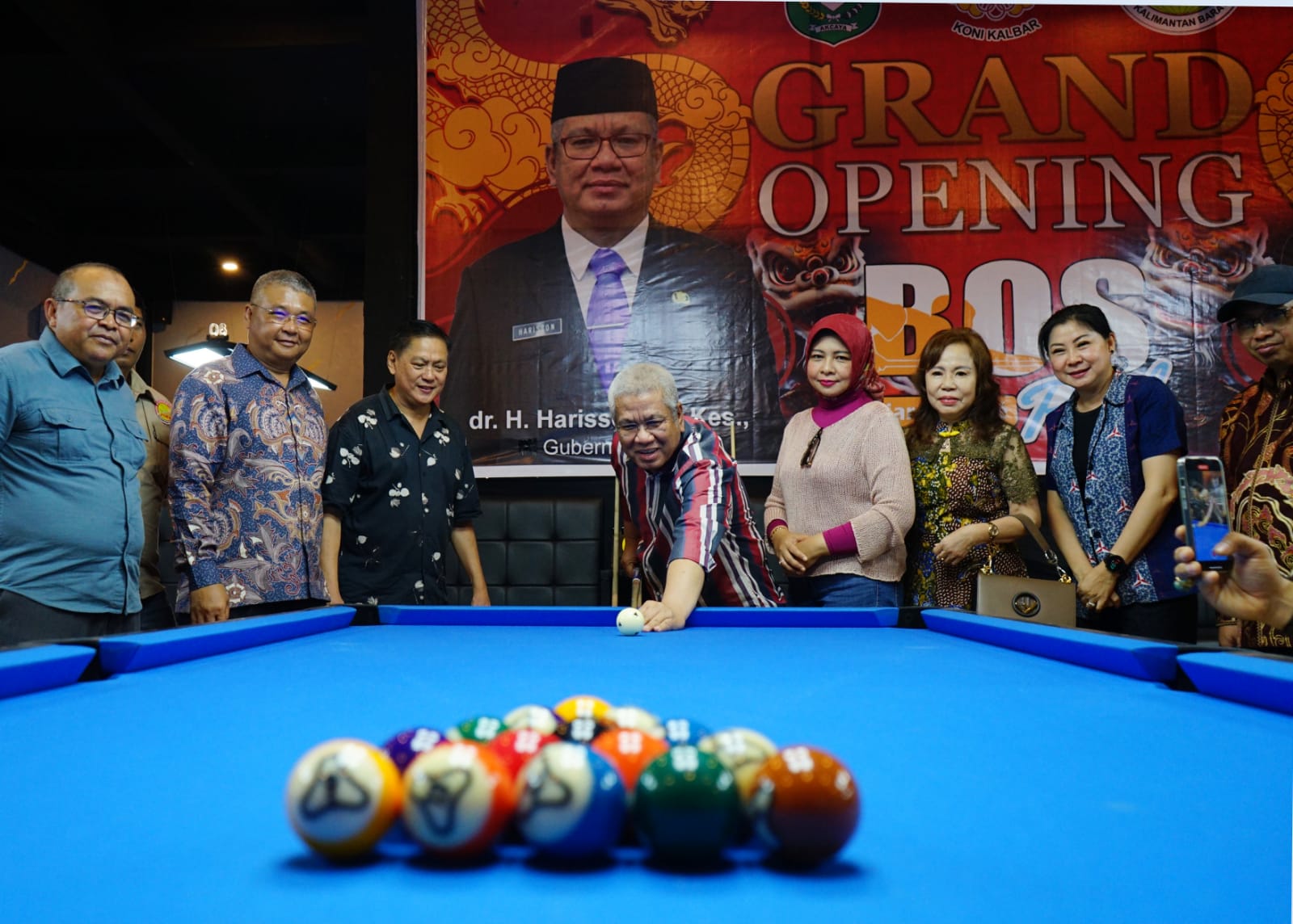 Pj Gubernur Kalimantan Barat, Harisson mencoba memukul bola billiar saat grand opening Bos Pool Billiar & Cafe.