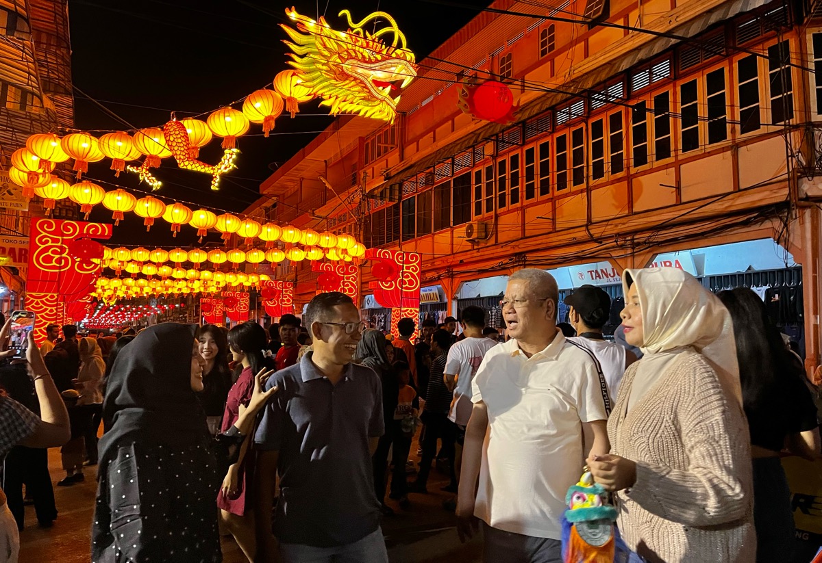 Harisson bersama istri meninjau suasana malam Imlek di Kota Singkawang, Jumat (9/2).