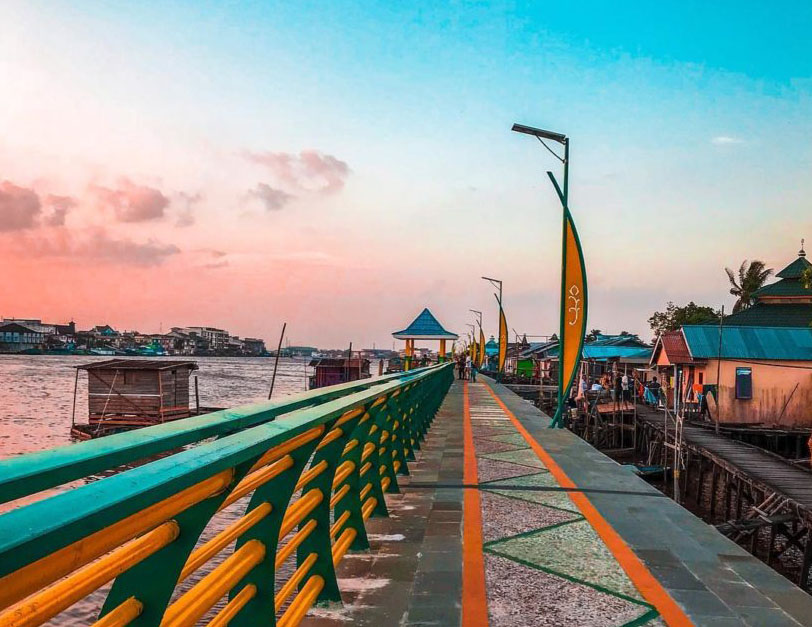 TANPA PENERANGAN: Salah satu titik waterfront Kapuas Pontianak. Sayangnya, tempat favorit warga menyusuri tepian Kapuas ini tak aman dari tangan jahil.