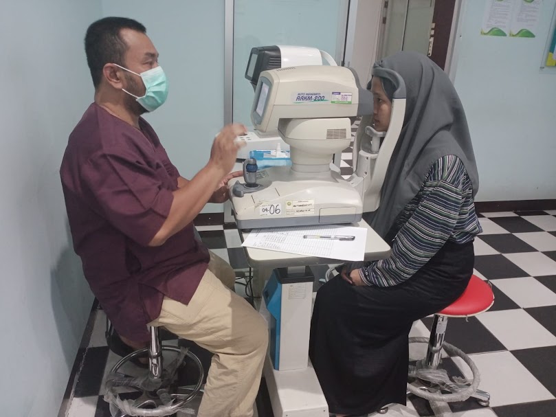 PEMERIKSAAN MATA: Kegiatan pemeriksaan mata gratis yang berlangsung di Balai Kesehatan Mata Masyarakat Kota Pontianak, belum lama ini.