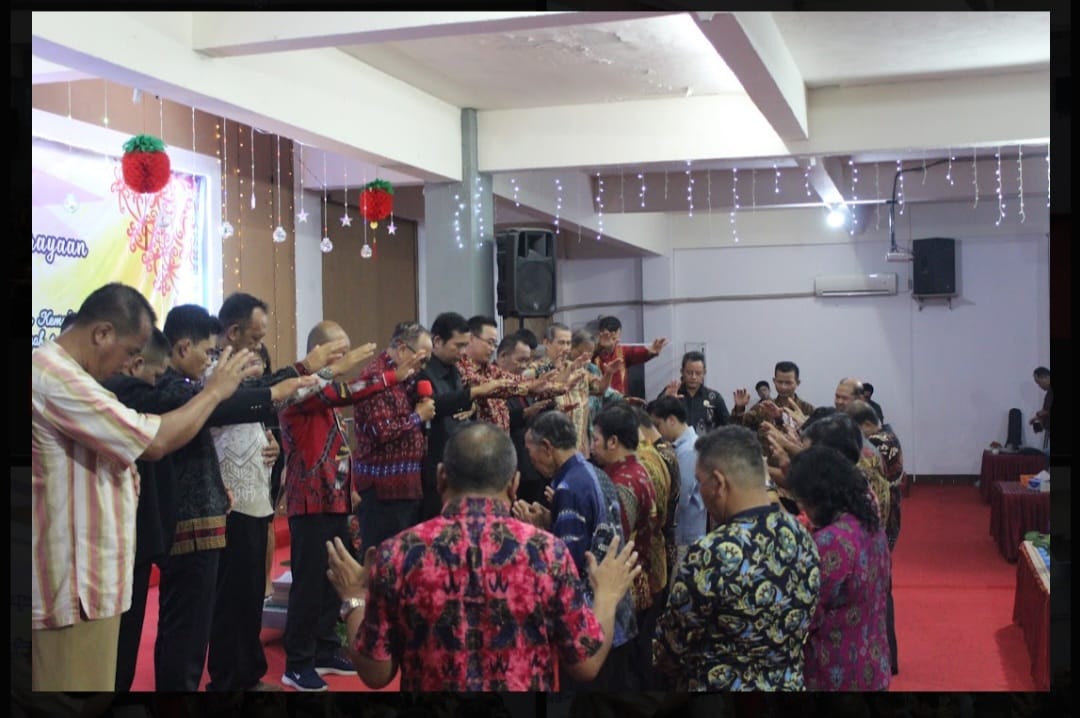 Pada acara HUT Sinode GEREJA KEMAH INJIL INDONESIA ke-96 tahun untuk wilayah 1 Kalbar, pendeta mendoakan pemilu damai juga doa untuk para caleg sekaligus, jemaat GKII yang bertarung di Pileg 2024.