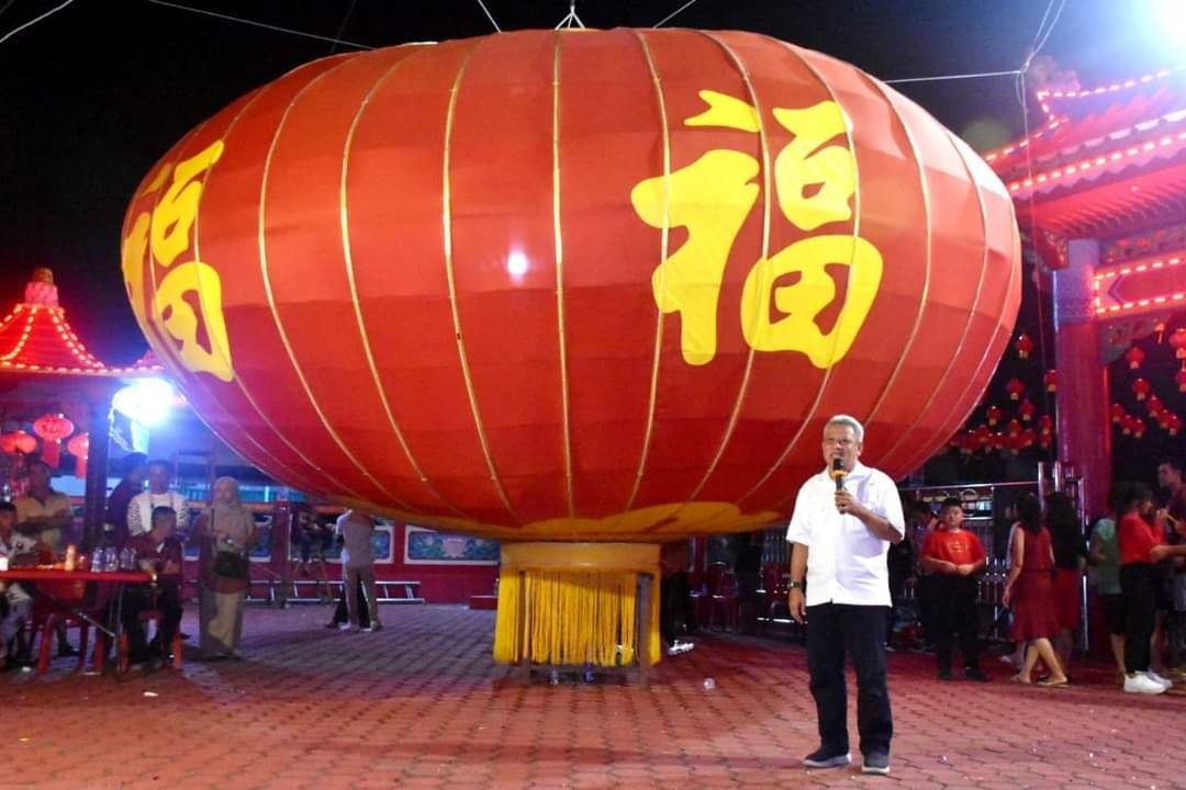 LAMPION RAKSASA : Bupati Kubu Raya, Muda Mahendrawan meresmikan dua lampion raksasa di Wihara Tri Dharma Hiang Thian Siang Tie di Desa Sungai Kakap.