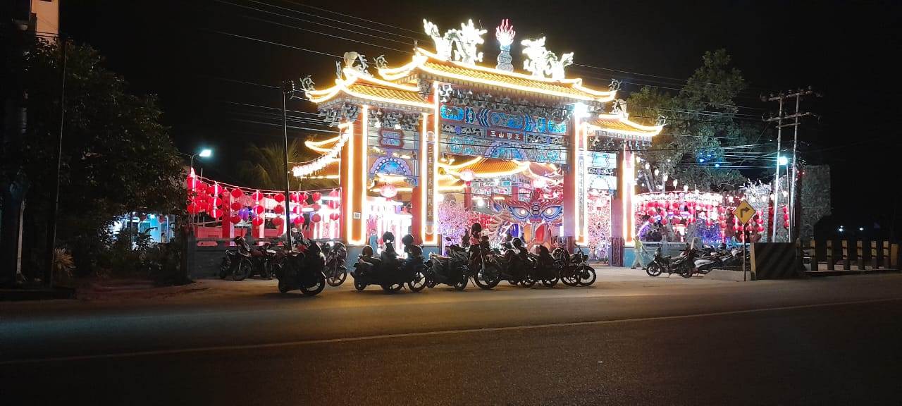 SAMBUT IMLEK : Suasana Vihara Sam Bong Dja pada malam hari, tempat ini menjadi destinasi wisata baru bagi warga termasuk pada liburan Imlek tahun ini.